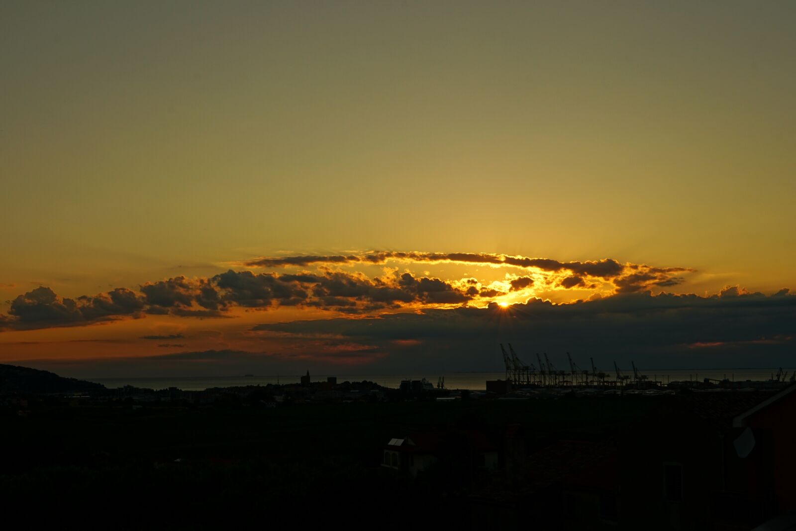 Sony a6300 + Sony Vario Tessar T* FE 24-70mm F4 ZA OSS sample photo. Sunset, clouds, evening sky photography