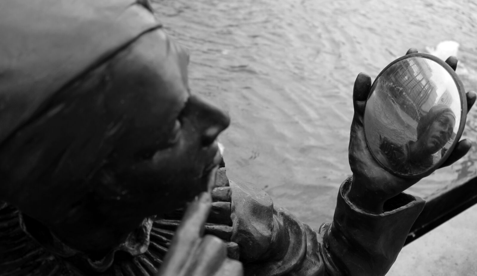 Canon EOS 100D (EOS Rebel SL1 / EOS Kiss X7) sample photo. Mirror, statue photography