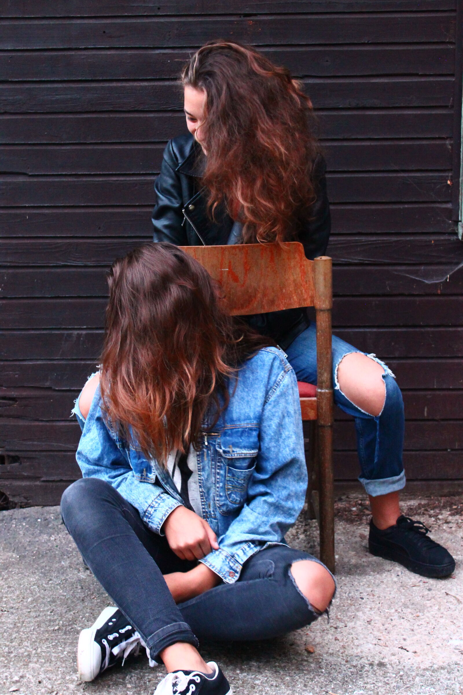 Canon EOS 1100D (EOS Rebel T3 / EOS Kiss X50) sample photo. Girls, sitting, two photography