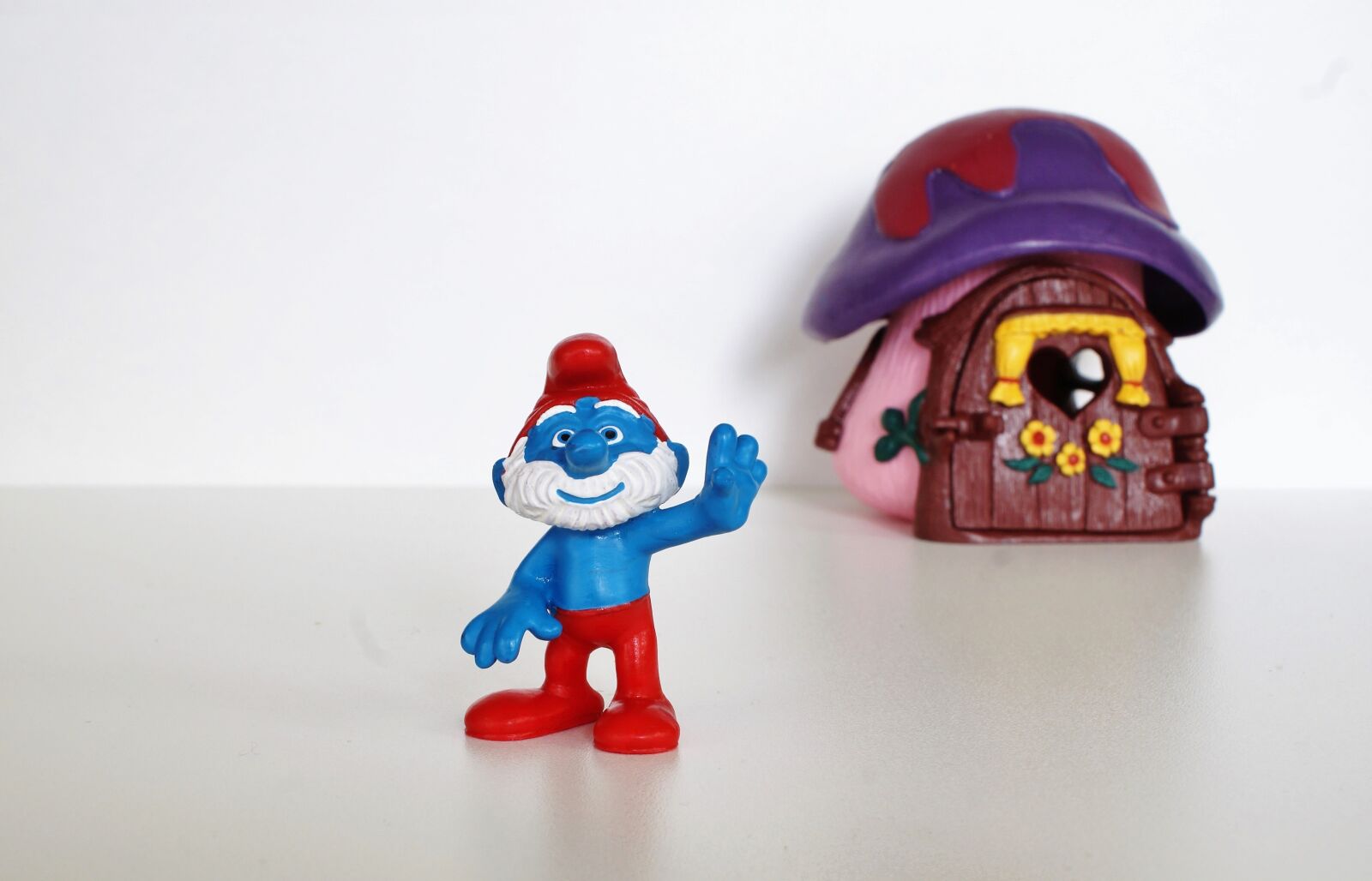 Sony DT 18-70mm F3.5-5.6 sample photo. Smurf, smurfs, figure photography