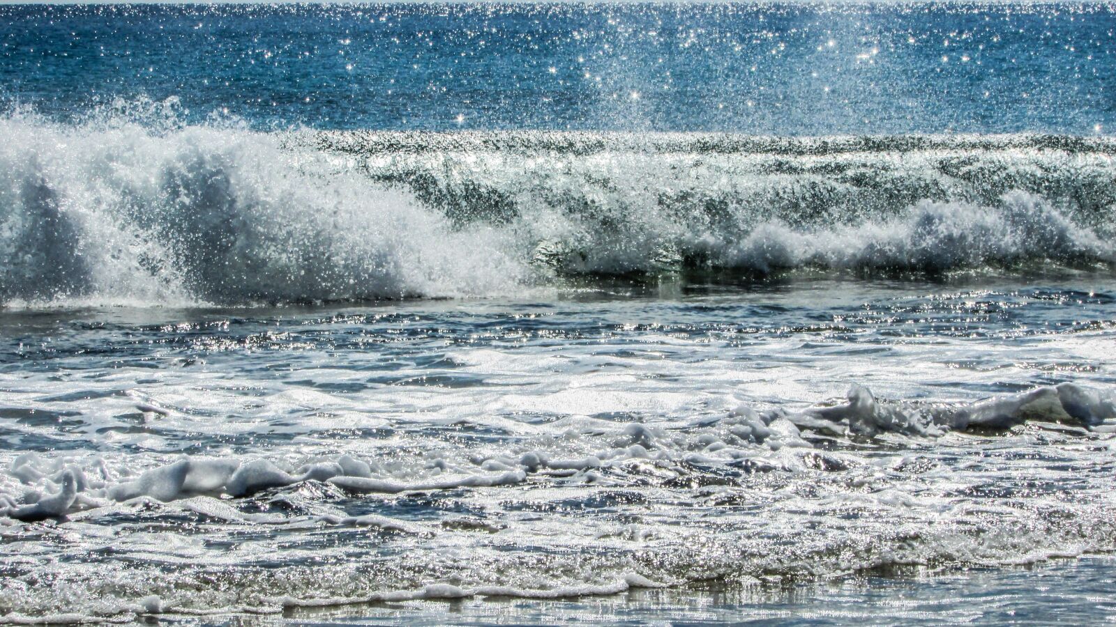 Canon PowerShot SX400 IS sample photo. Wave, spay, foam photography