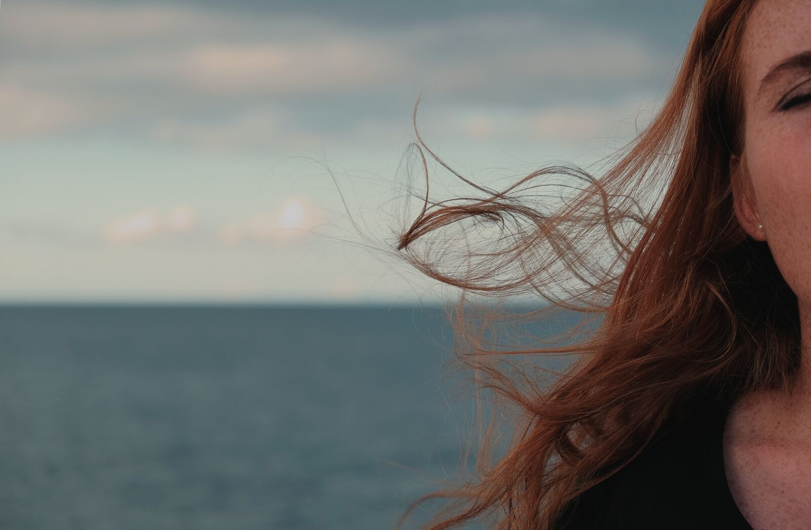 Fujifilm X-T1 sample photo. Freckles, hair, ocean, redhead photography