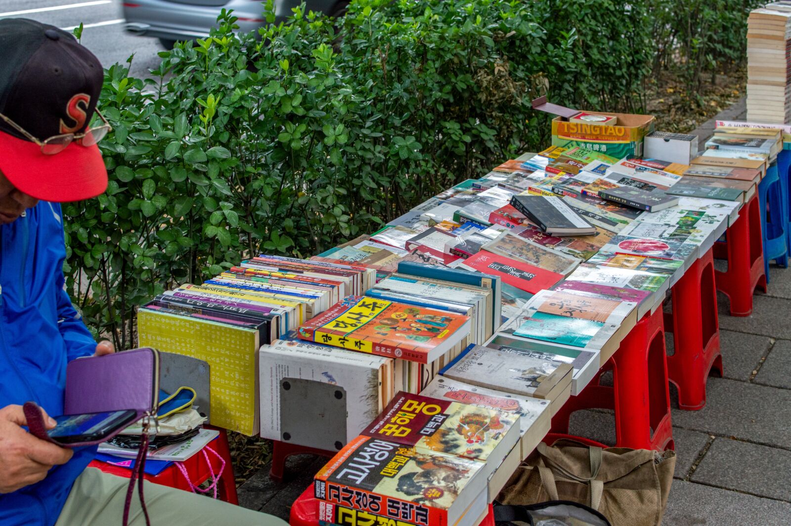 Nikon D3200 sample photo. Bookseller, books, the seller photography