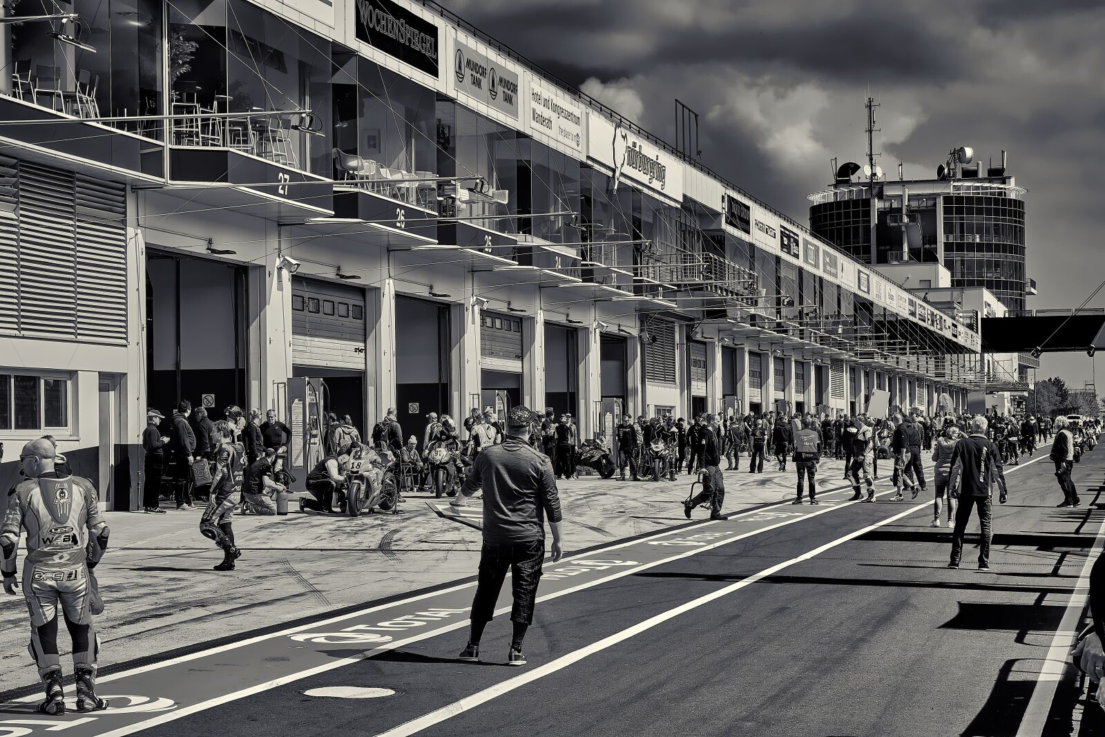 Fujifilm X-T2 sample photo. Pit lane, pit crew photography