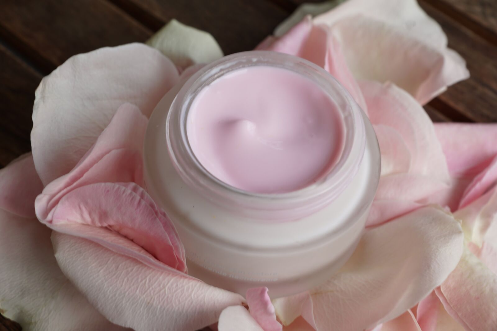 Sony ILCA-77M2 + Sony DT 16-50mm F2.8 SSM sample photo. Cosmetics, cream, roses photography
