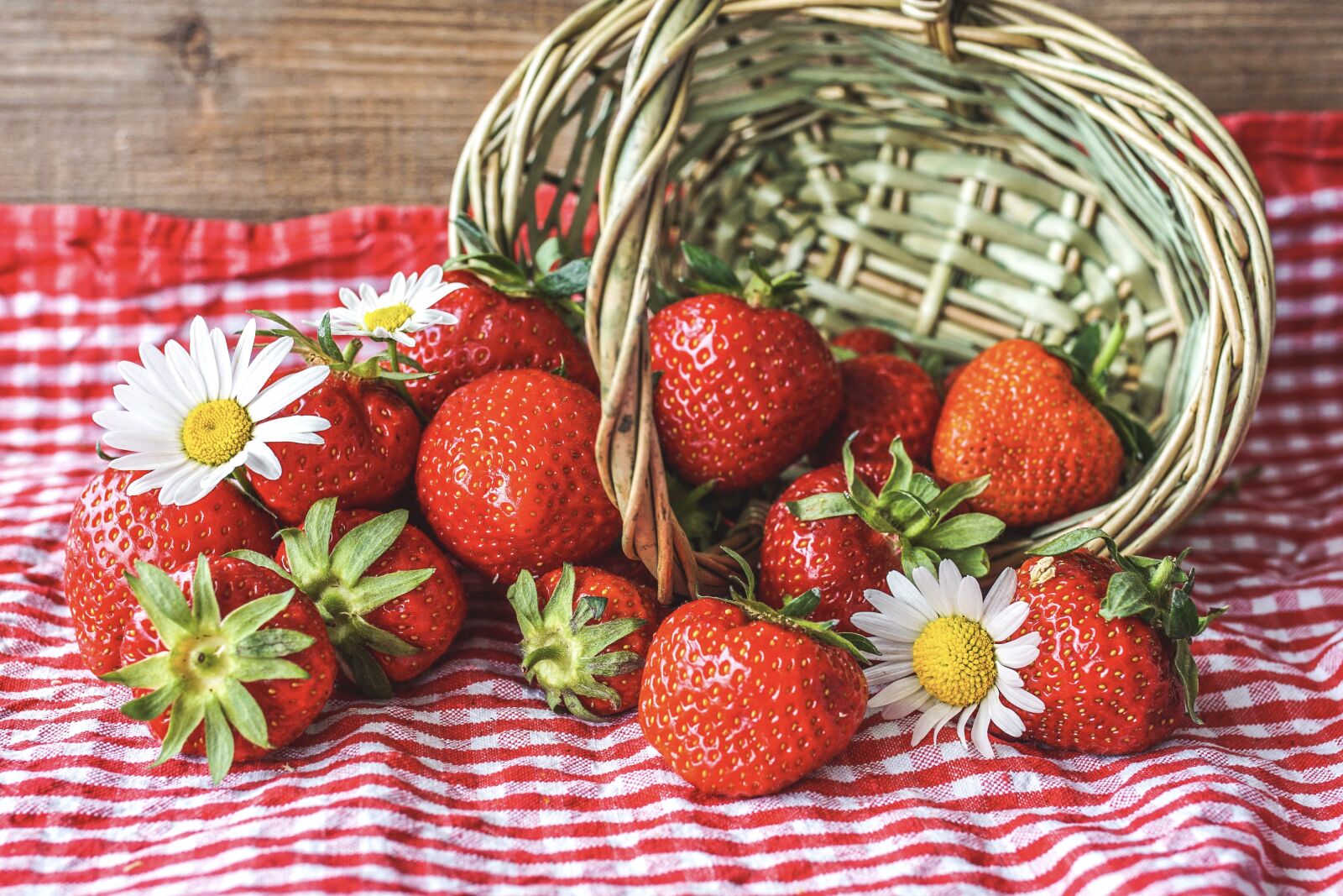 35mm F1.4 sample photo. Strawberries, ripe, daisies photography