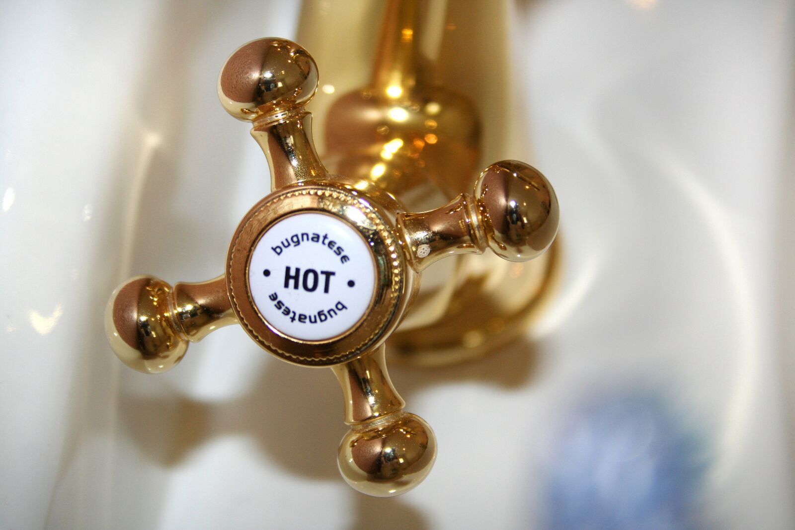 Canon EOS 350D (EOS Digital Rebel XT / EOS Kiss Digital N) sample photo. Faucet, valve, gold photography
