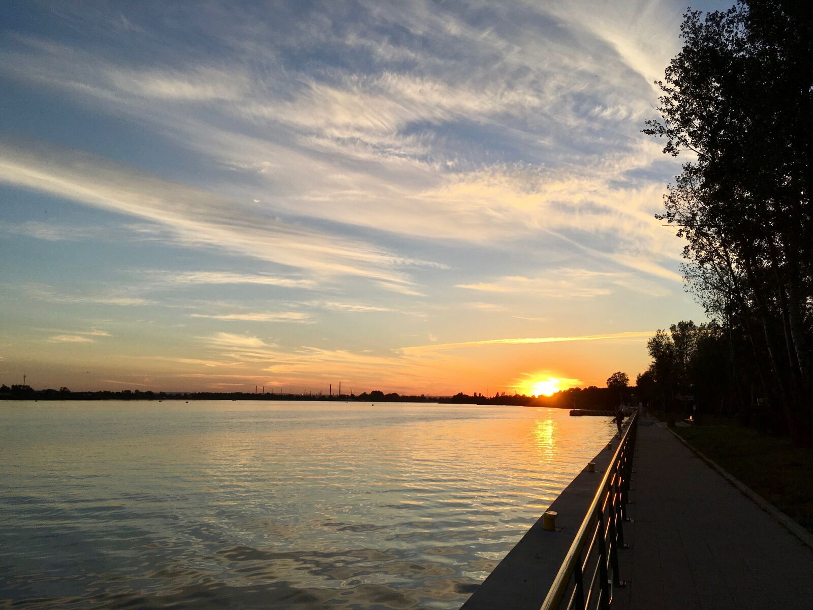 Apple iPhone SE sample photo. Sunset, wisla, river photography