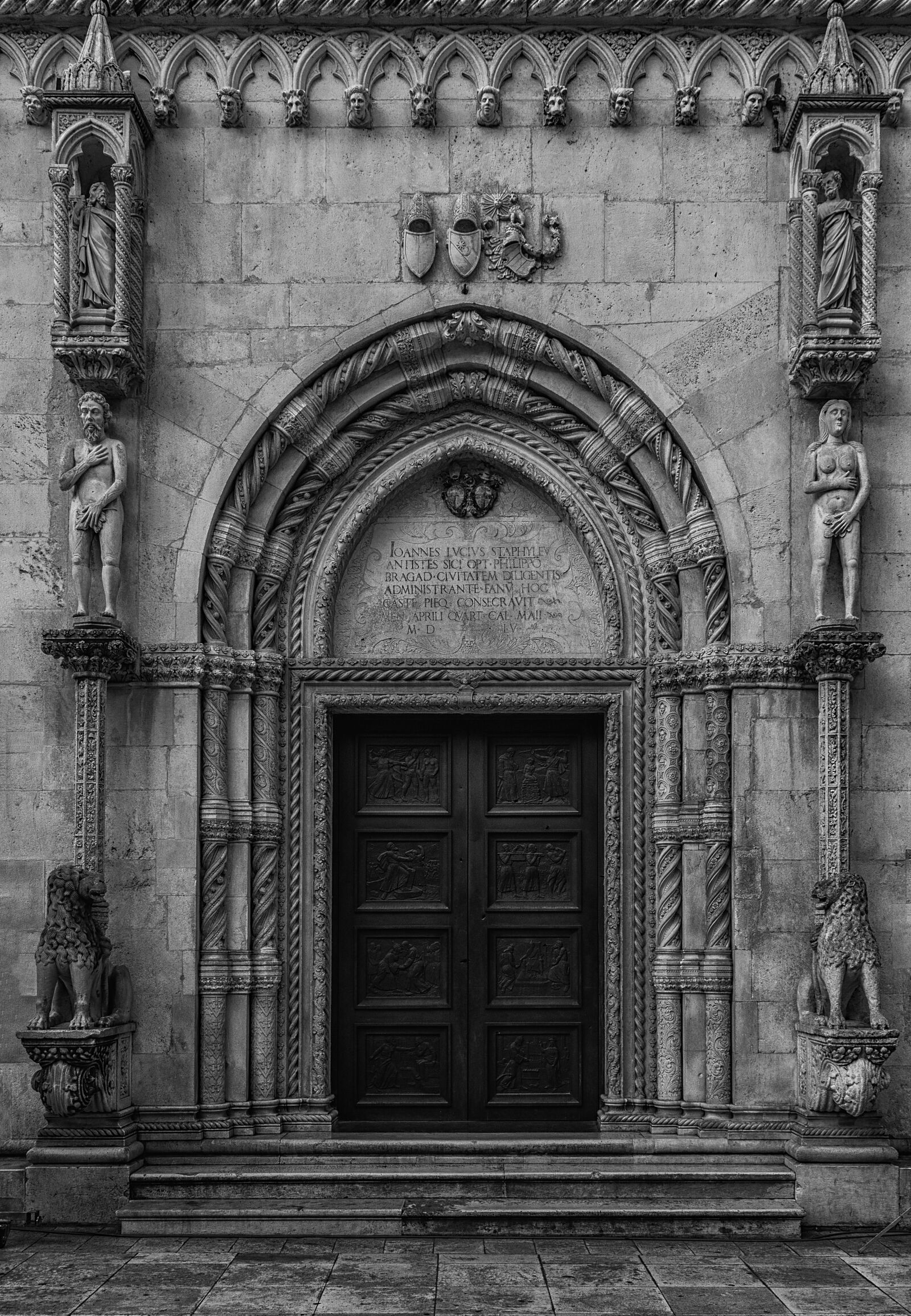 Canon EOS 750D (EOS Rebel T6i / EOS Kiss X8i) sample photo. Church, entrance, door photography