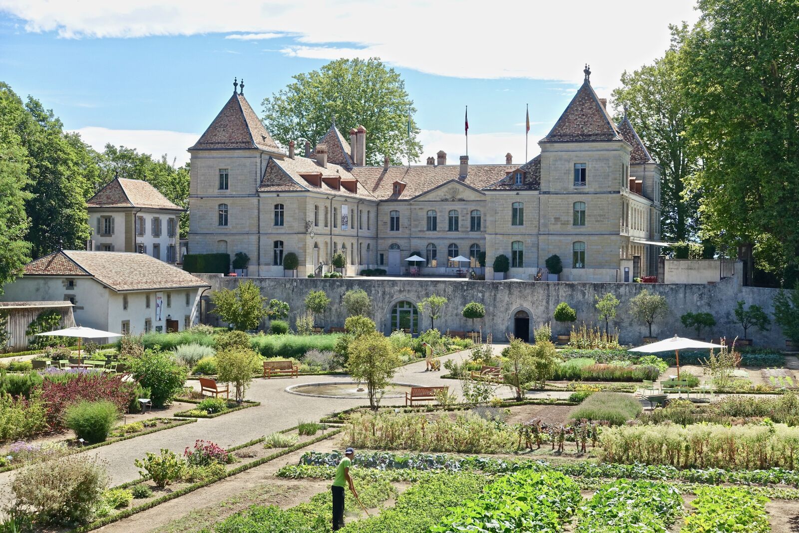 Sony Cyber-shot DSC-RX100 III sample photo. Mansion, garden, architecture photography