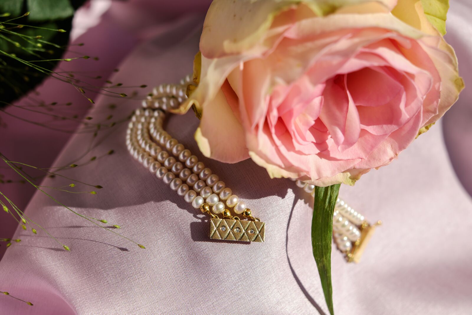 Fujifilm X-T10 + Fujifilm XF 35mm F1.4 R sample photo. Bracelet, pearl bracelet, closure photography