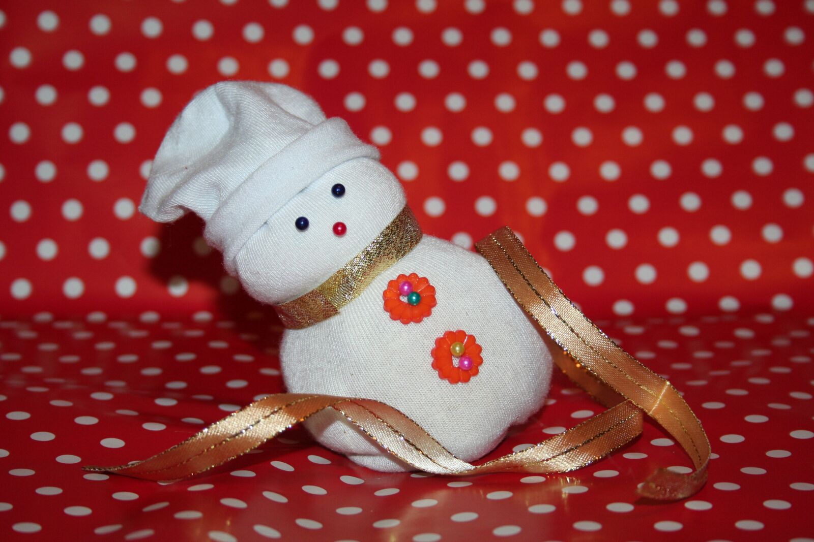 Canon EOS 350D (EOS Digital Rebel XT / EOS Kiss Digital N) sample photo. Snowman, winter, red photography