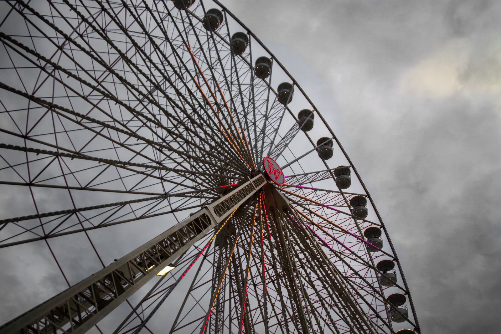 Canon EOS 760D (EOS Rebel T6s / EOS 8000D) sample photo. Carousel, light, lamps photography