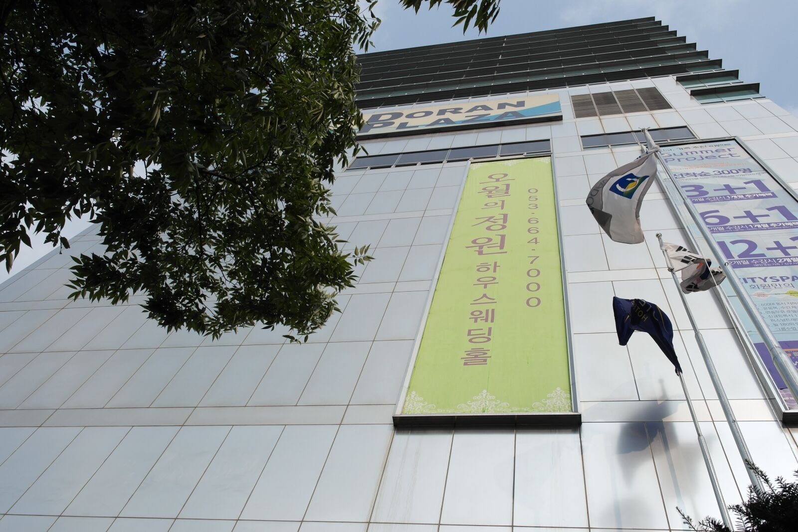 Samsung NX1000 sample photo. Building, city, architecture photography