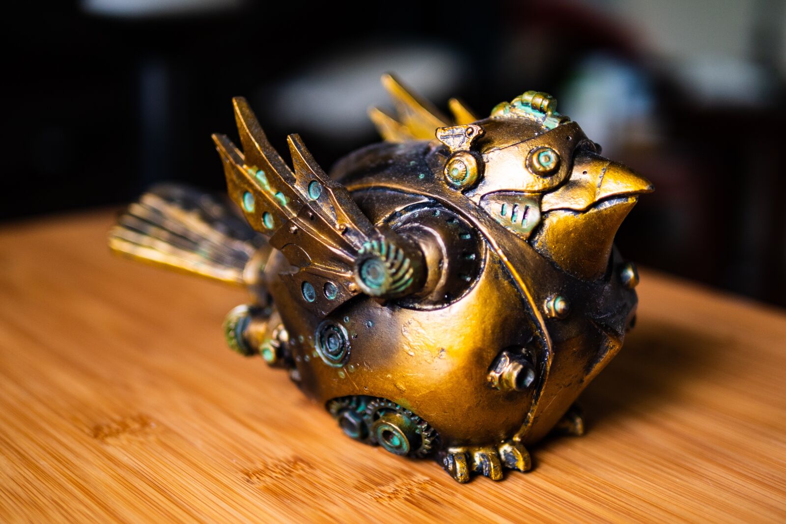 Panasonic Leica DG Summilux 25mm F1.4 II ASPH sample photo. Bronze bird, machine bird photography