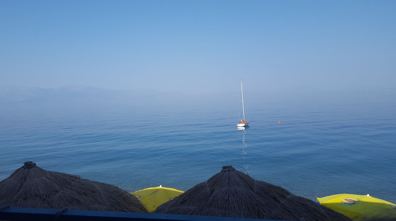Samsung Galaxy S6 sample photo. Sea, umbrellas, holidays photography