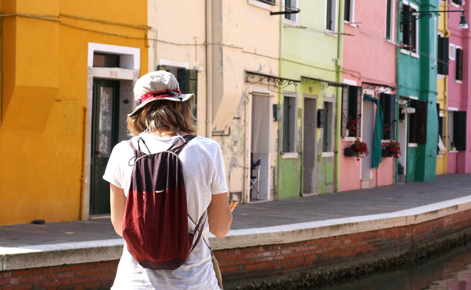 Sony a6000 sample photo. Houses, colorful, woman photography