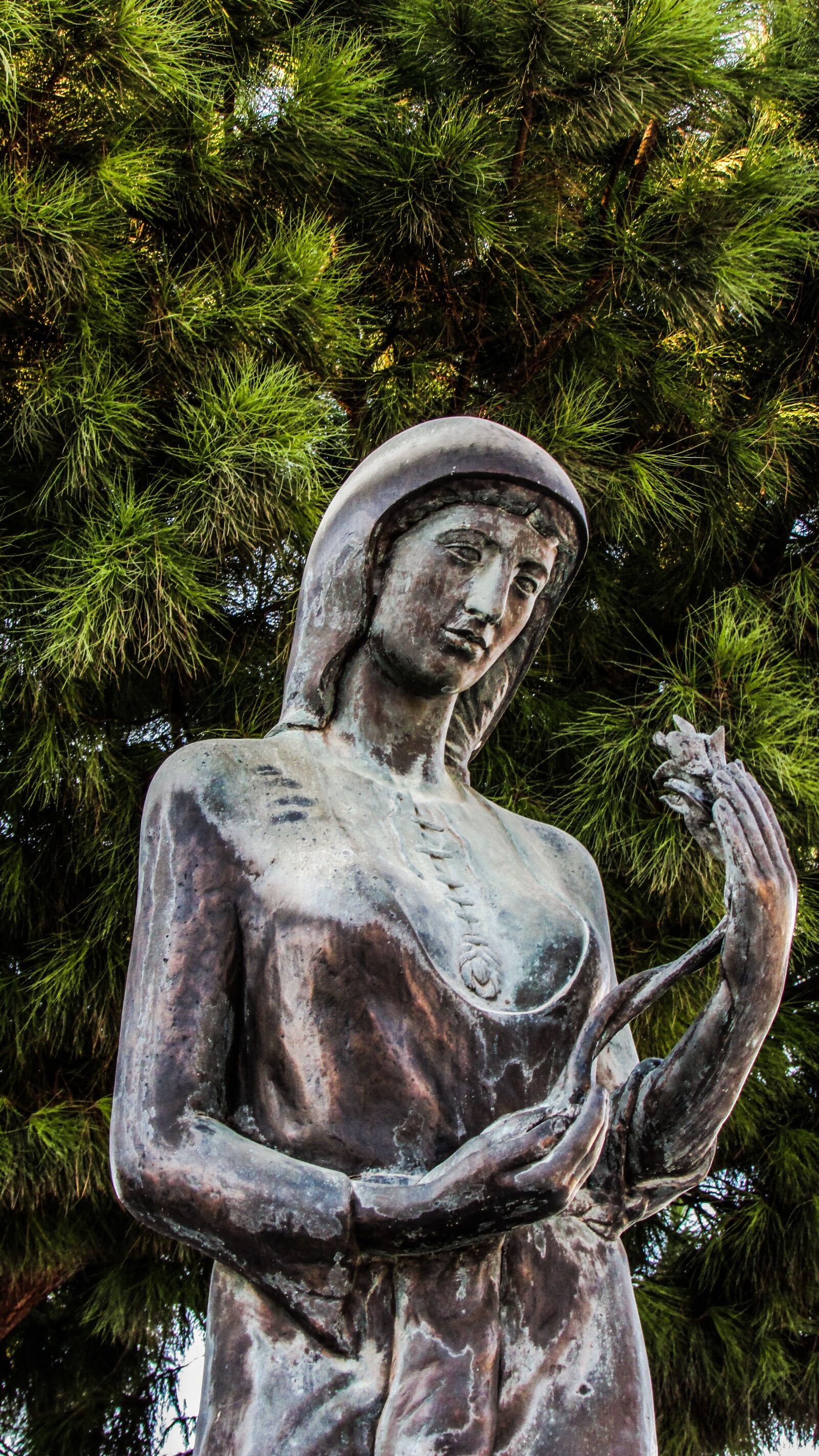 Canon PowerShot SX400 IS sample photo. Woman, mother, sculpture photography