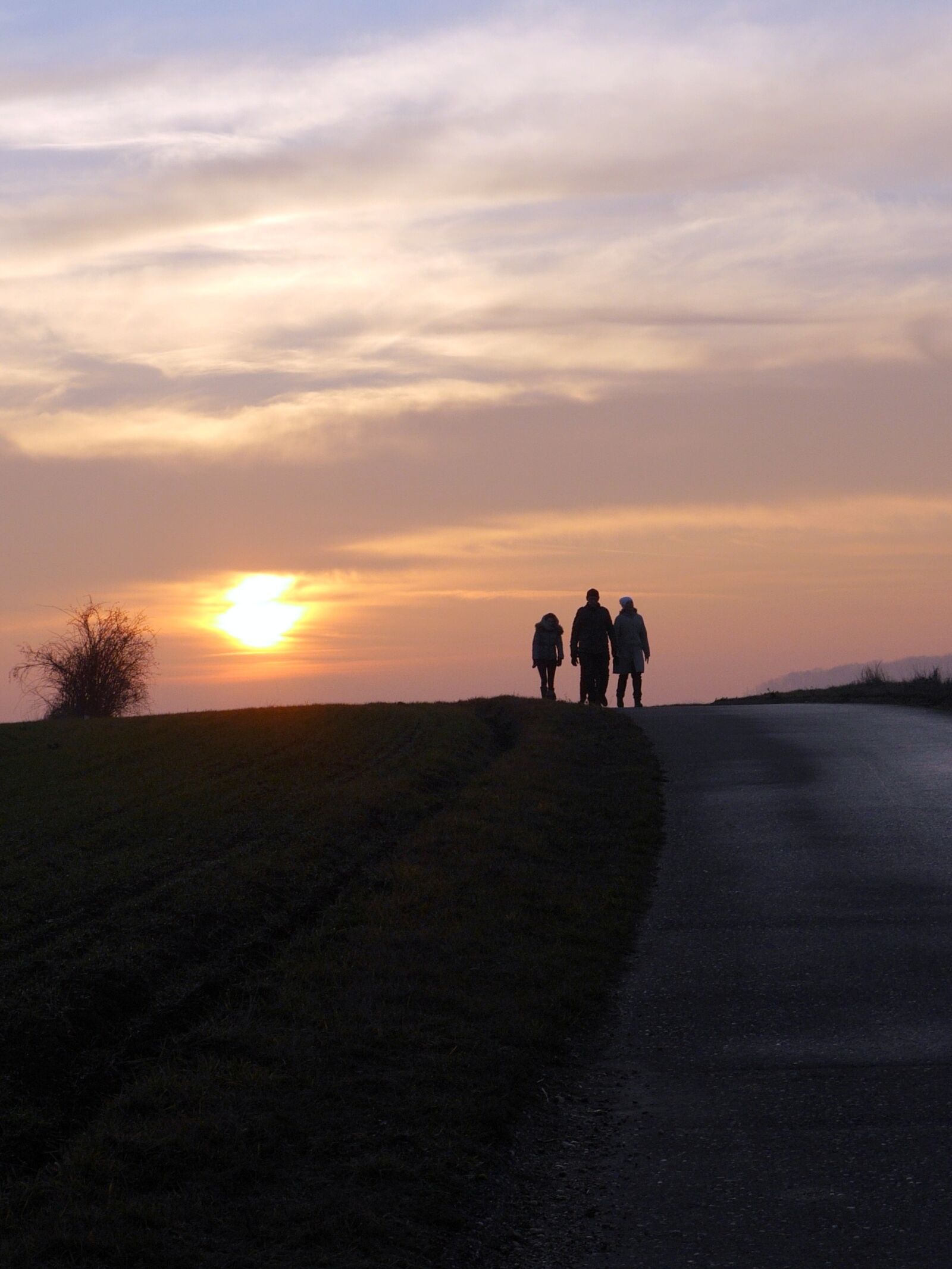 Panasonic Lumix DMC-G6 sample photo. Sun, clouds, people photography