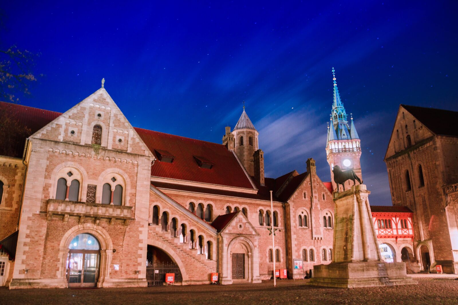 Canon EOS 600D (Rebel EOS T3i / EOS Kiss X5) sample photo. Historic center, braunschweig, sky photography