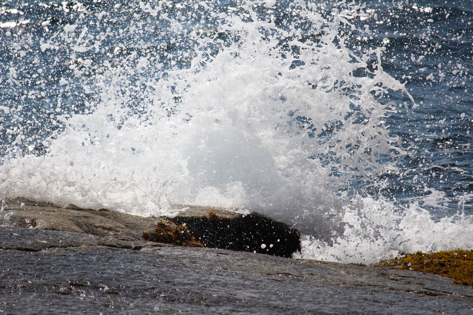 Canon EOS 700D (EOS Rebel T5i / EOS Kiss X7i) + Canon EF-S 55-250mm F4-5.6 IS STM sample photo. Splash, ocean, waves photography