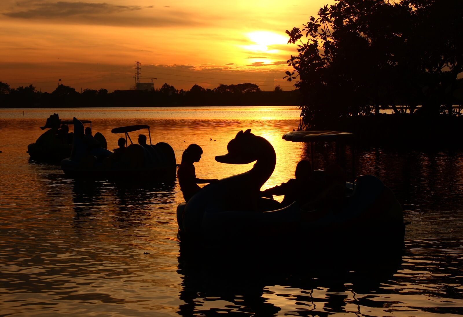 Canon EOS 600D (Rebel EOS T3i / EOS Kiss X5) sample photo. Afternoon, river, sun photography