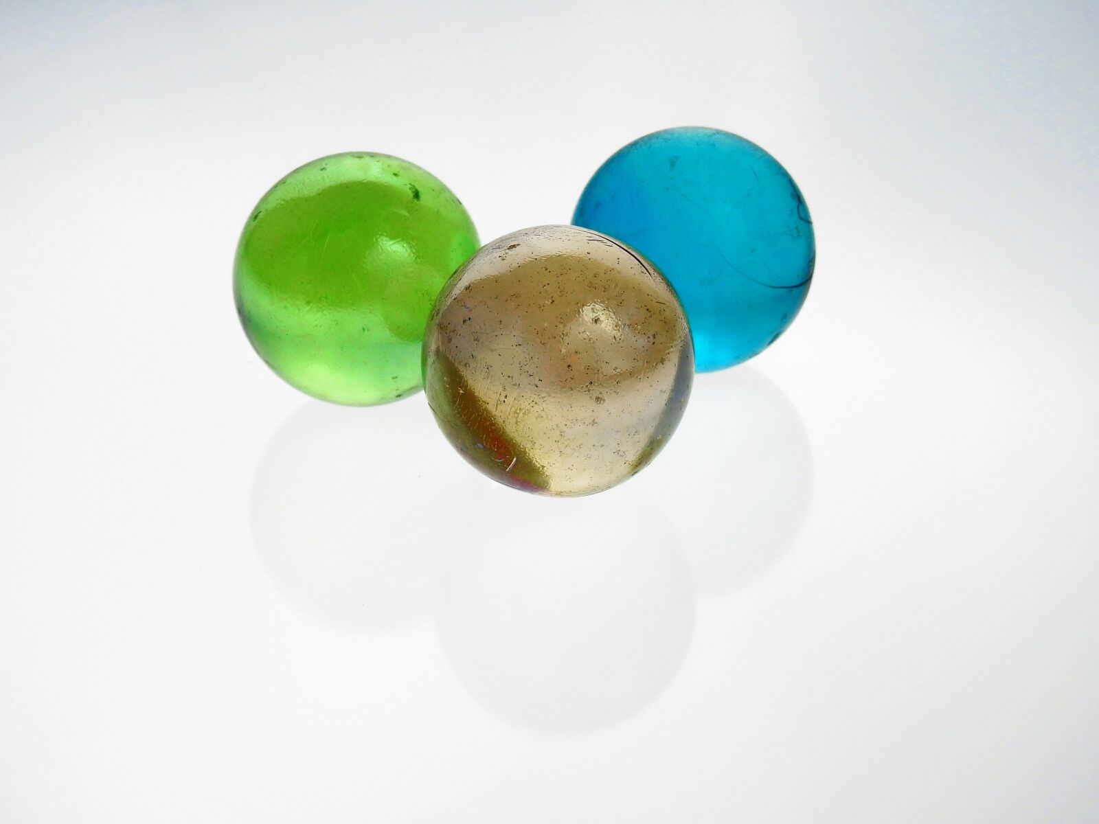 Nikon Coolpix P900 sample photo. Marbles, balls, glass photography