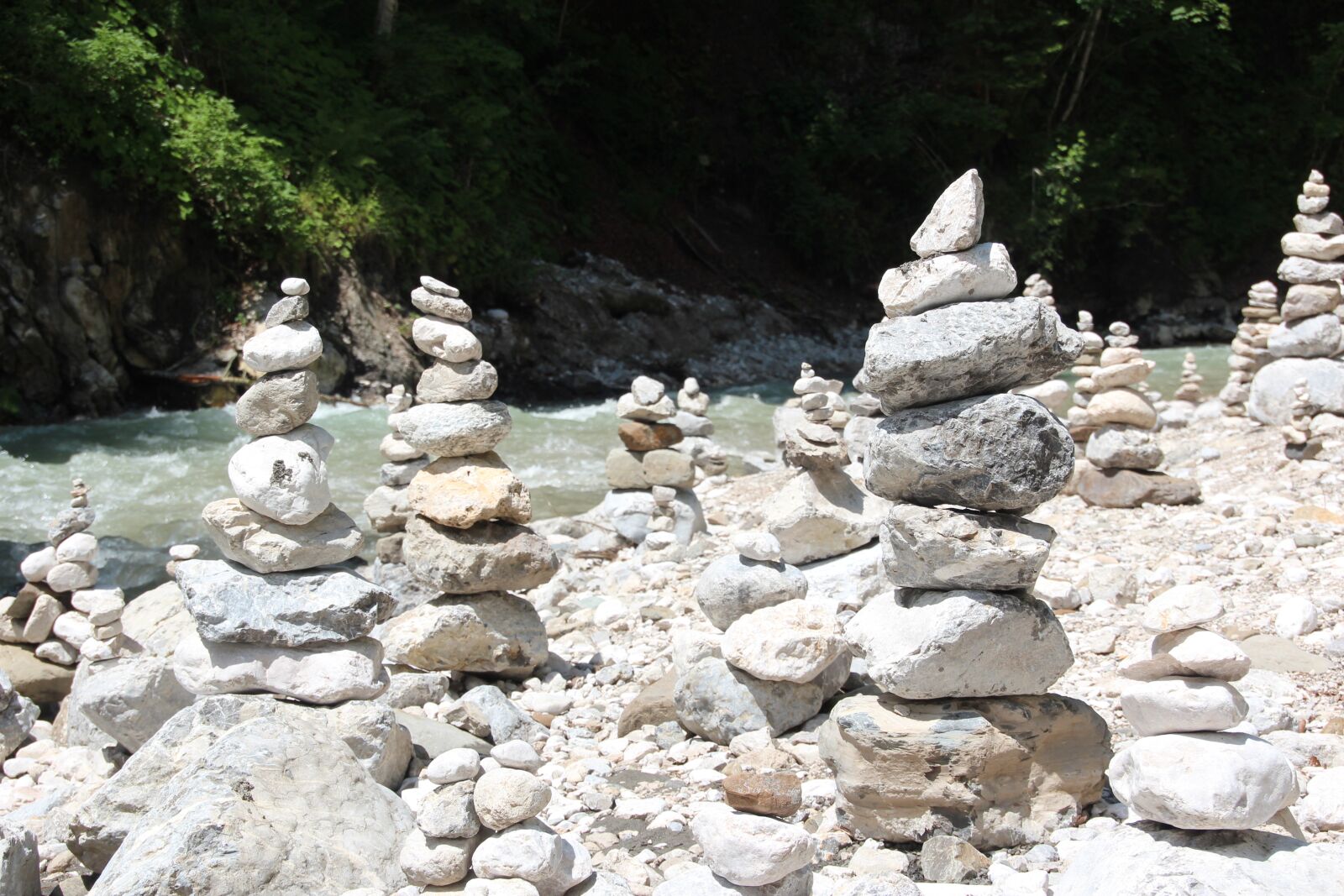 Canon EOS 600D (Rebel EOS T3i / EOS Kiss X5) sample photo. Cairn, stone pile, stones photography