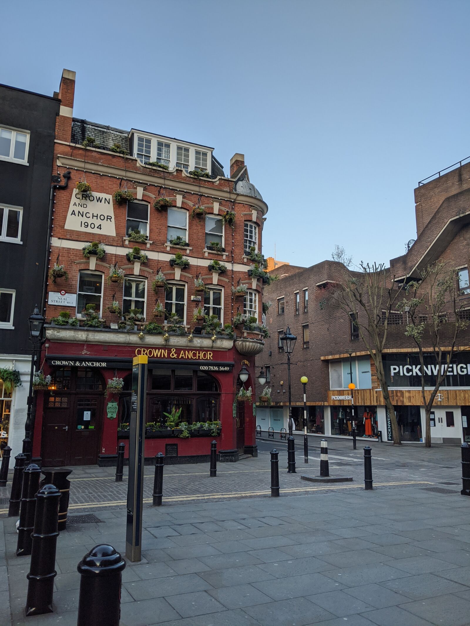 Google Pixel 3a sample photo. Lockdown, london, covent garden photography