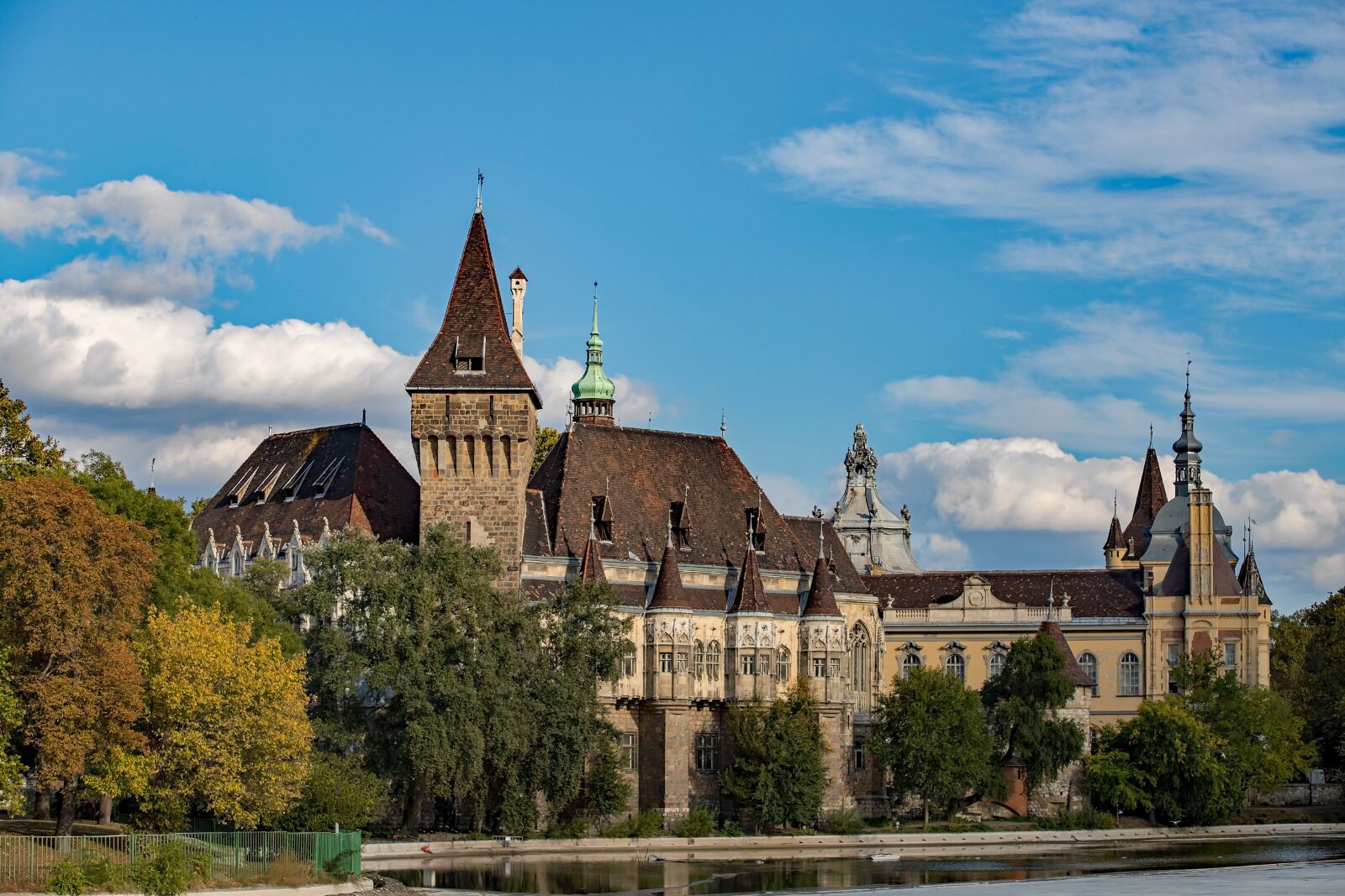 Canon EOS 6D Mark II sample photo. Budapest, hungary, building photography