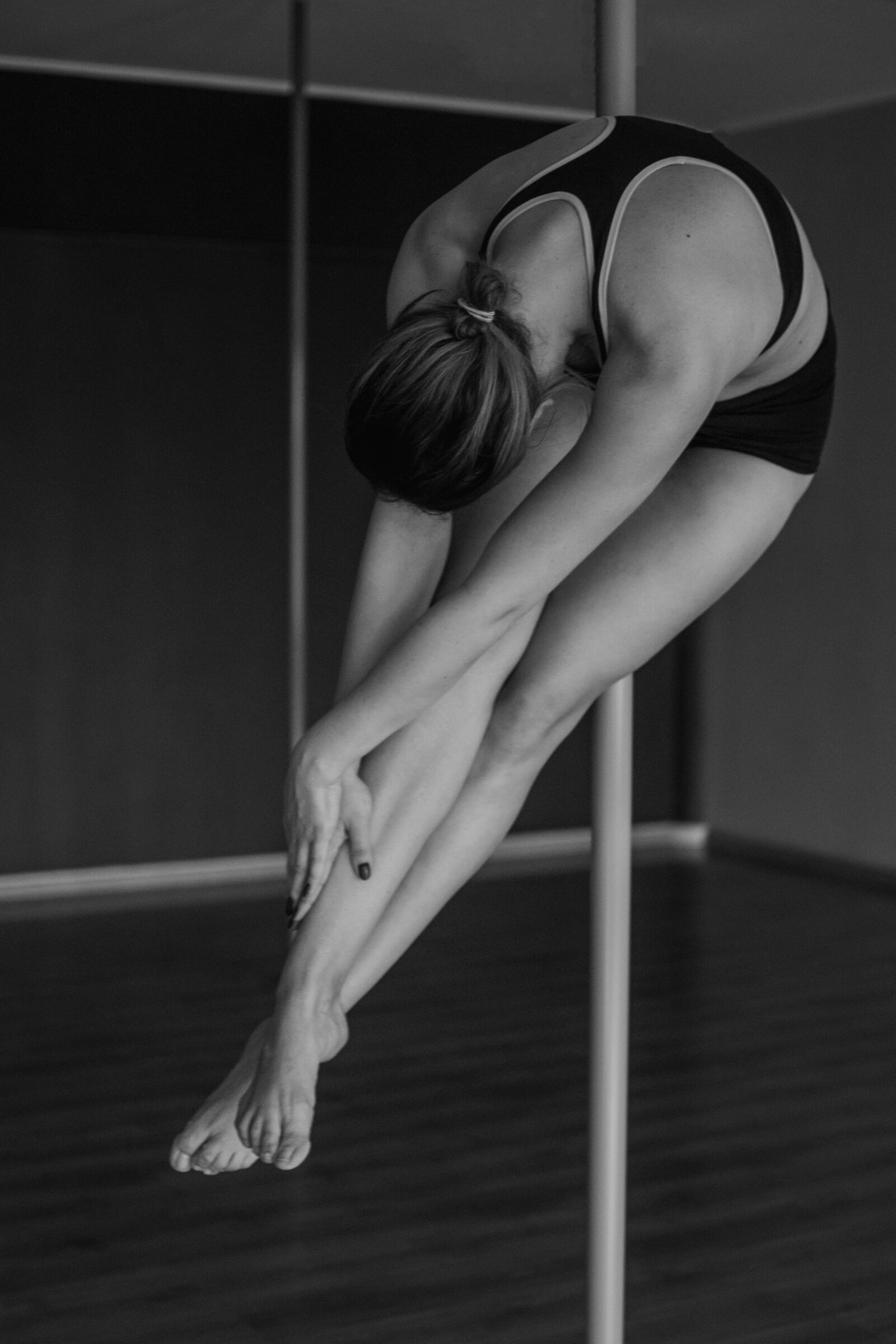 Nikon D3100 + Nikon AF-S DX Nikkor 35mm F1.8G sample photo. Black, and, white, dance photography