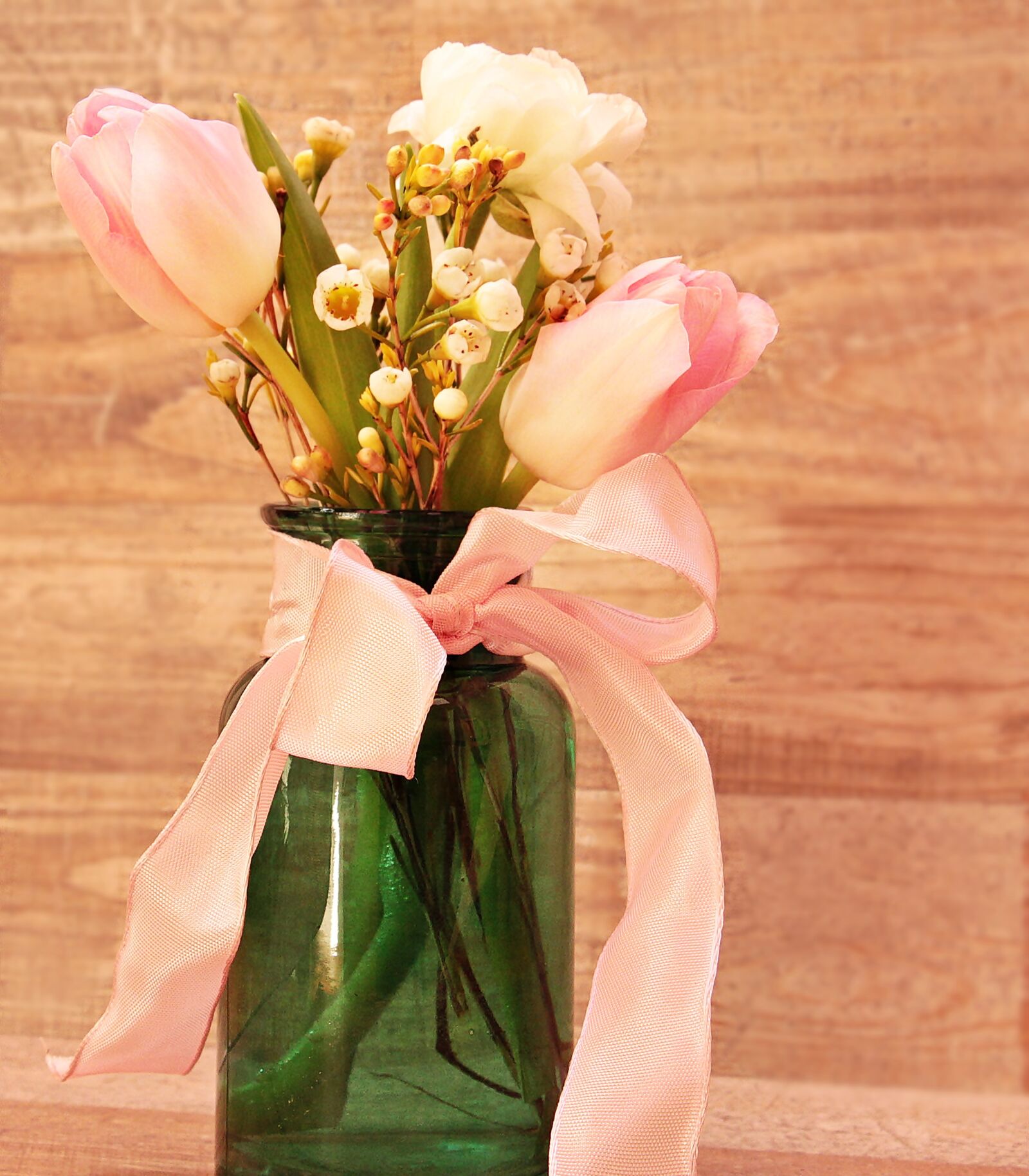 Canon EOS 550D (EOS Rebel T2i / EOS Kiss X4) sample photo. Tulips, ranunculus, vase photography