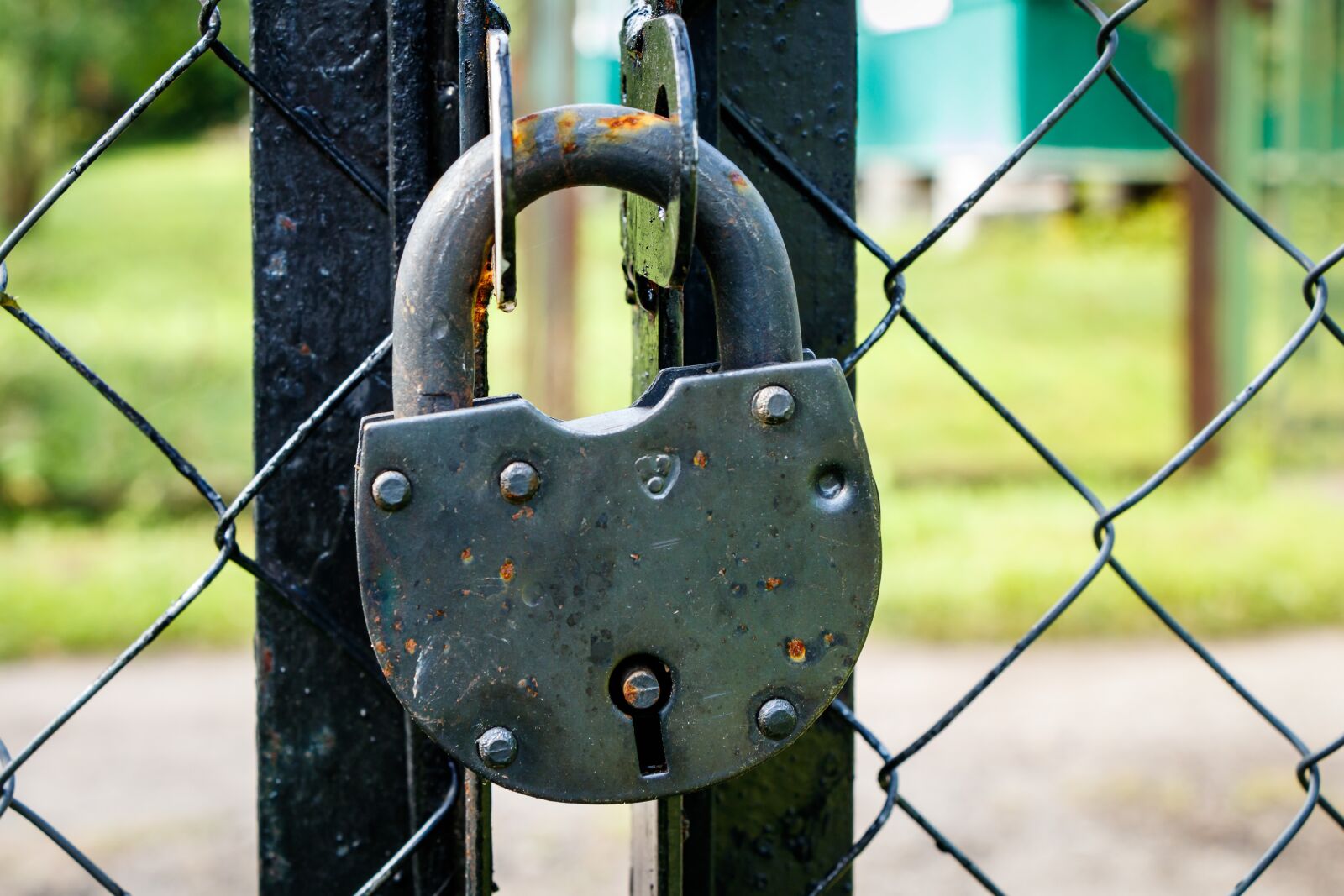 Canon EF-S 18-135mm F3.5-5.6 IS USM sample photo. Padlock, gate, closed photography