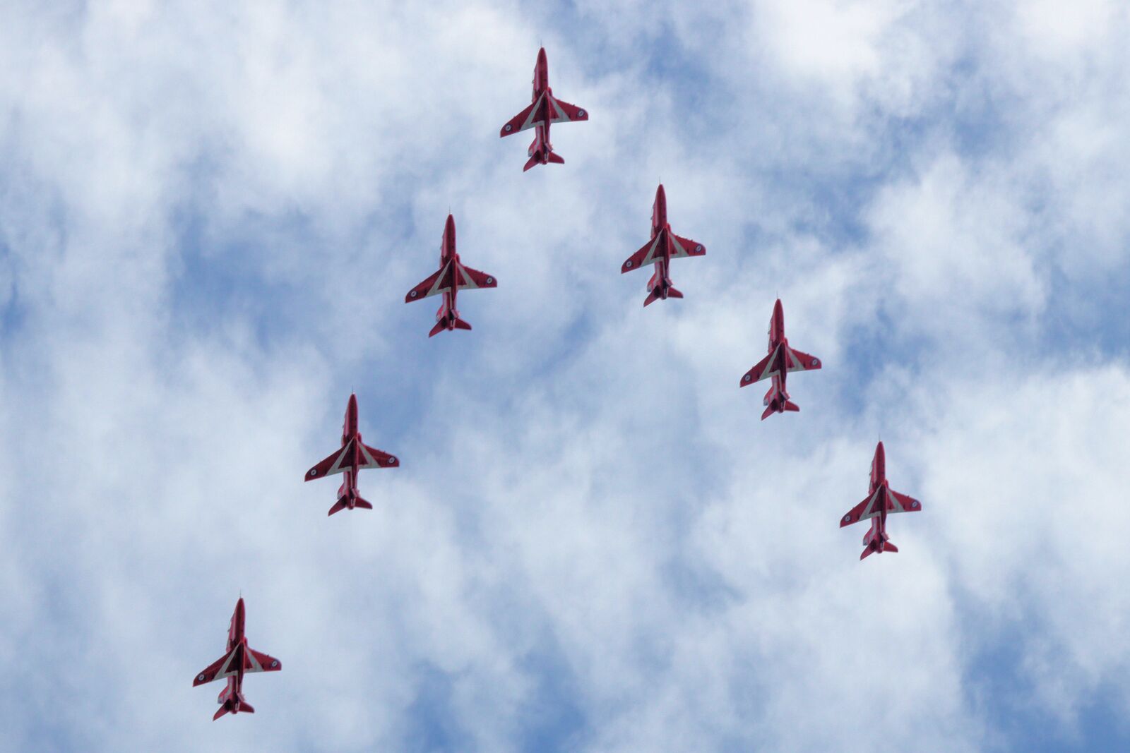 Canon EF 70-200mm F4L IS USM sample photo. Red arrows, air display photography