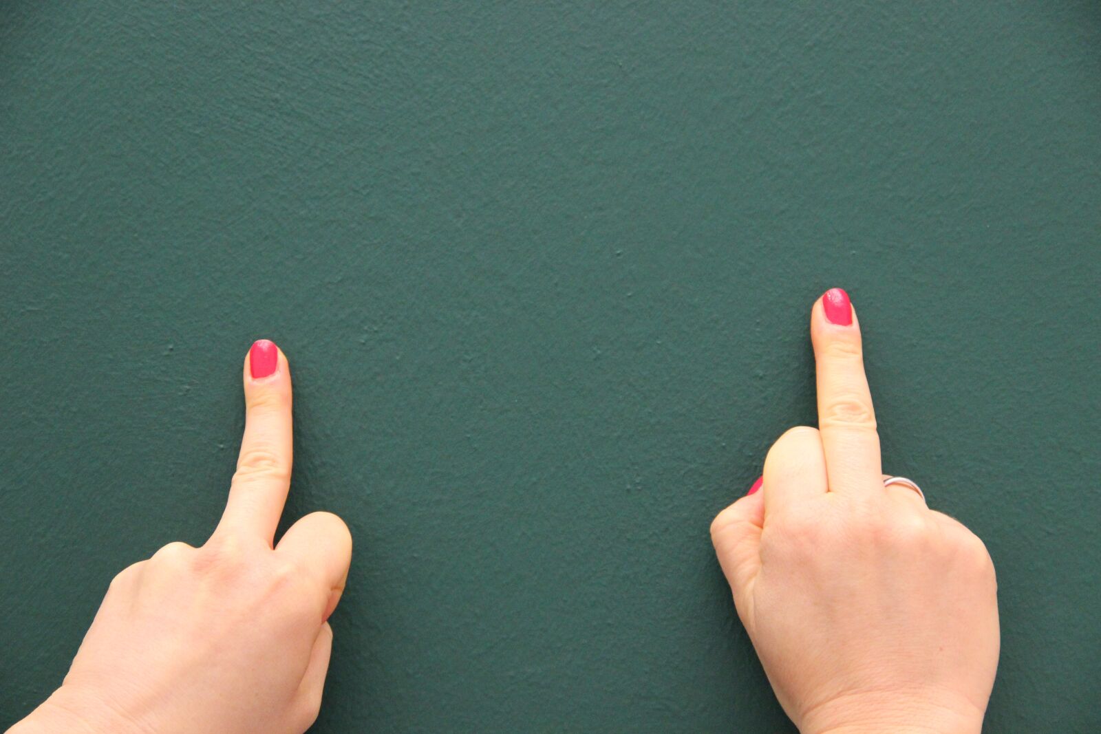 Canon EF-S 18-135mm F3.5-5.6 IS sample photo. Middle finger, background, green photography