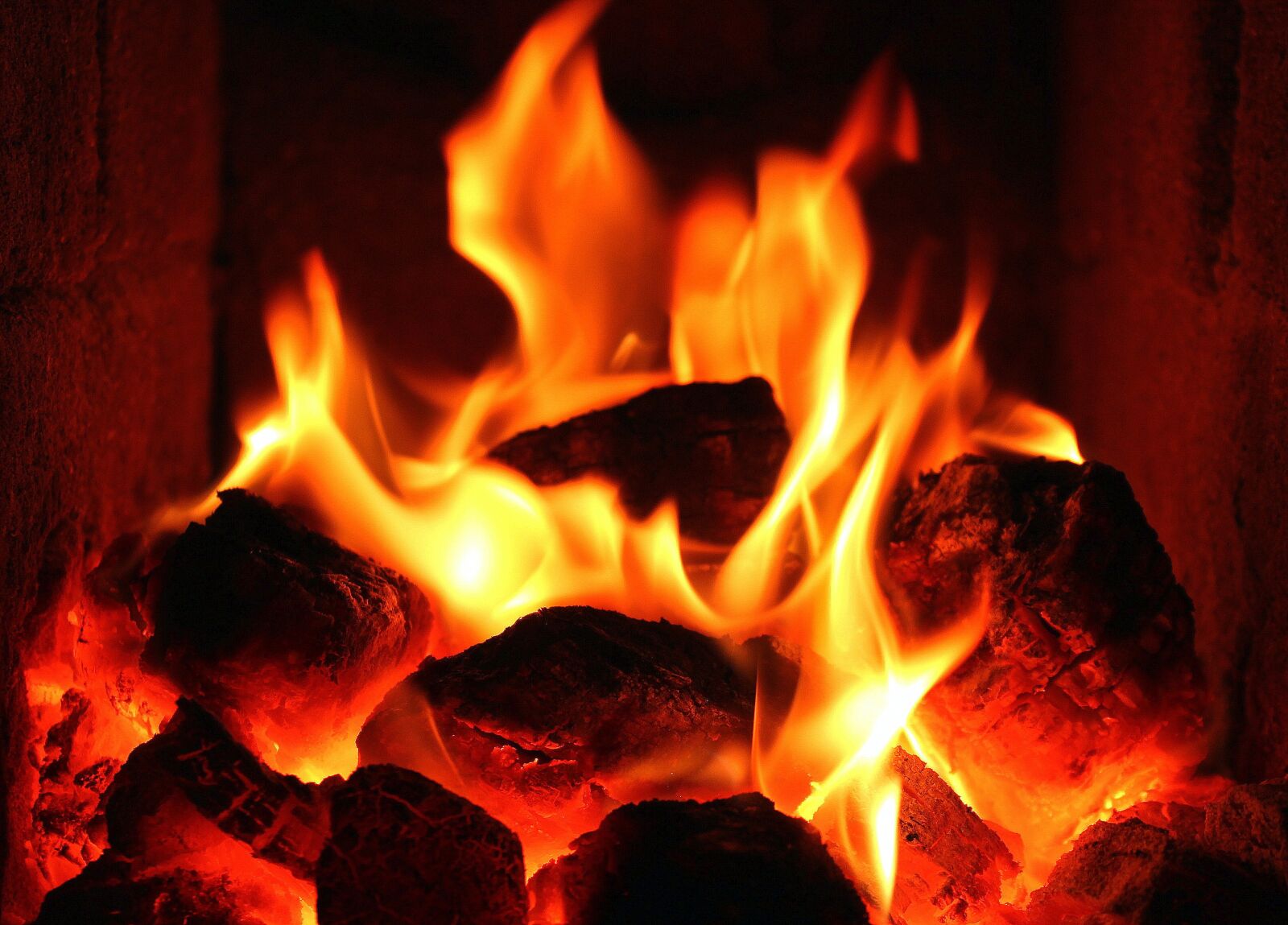 Canon EOS 1200D (EOS Rebel T5 / EOS Kiss X70 / EOS Hi) sample photo. Flames, fire, hot photography
