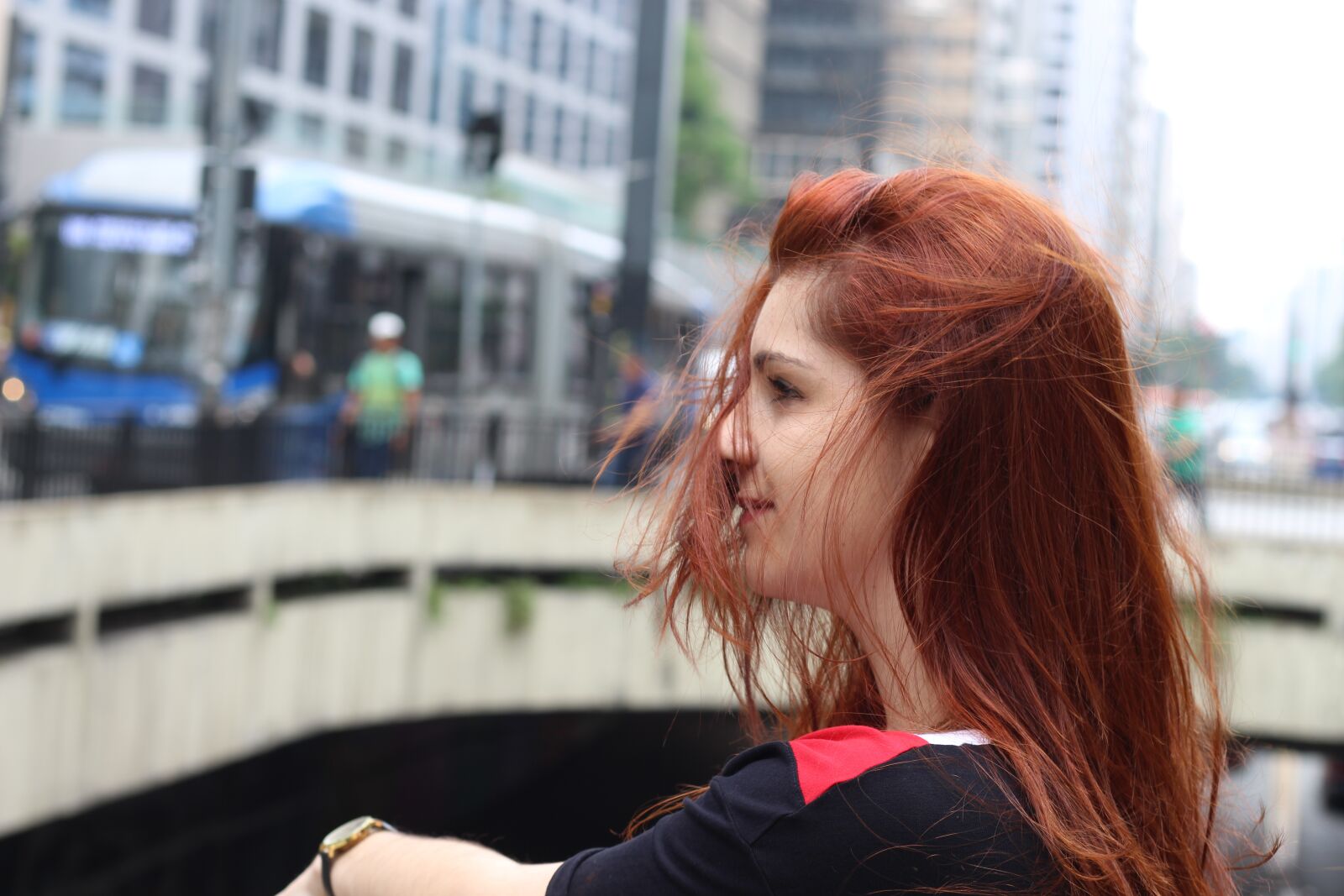 Canon EOS 700D (EOS Rebel T5i / EOS Kiss X7i) + Canon EF 50mm F1.8 STM sample photo. Girl, redhead, wind photography
