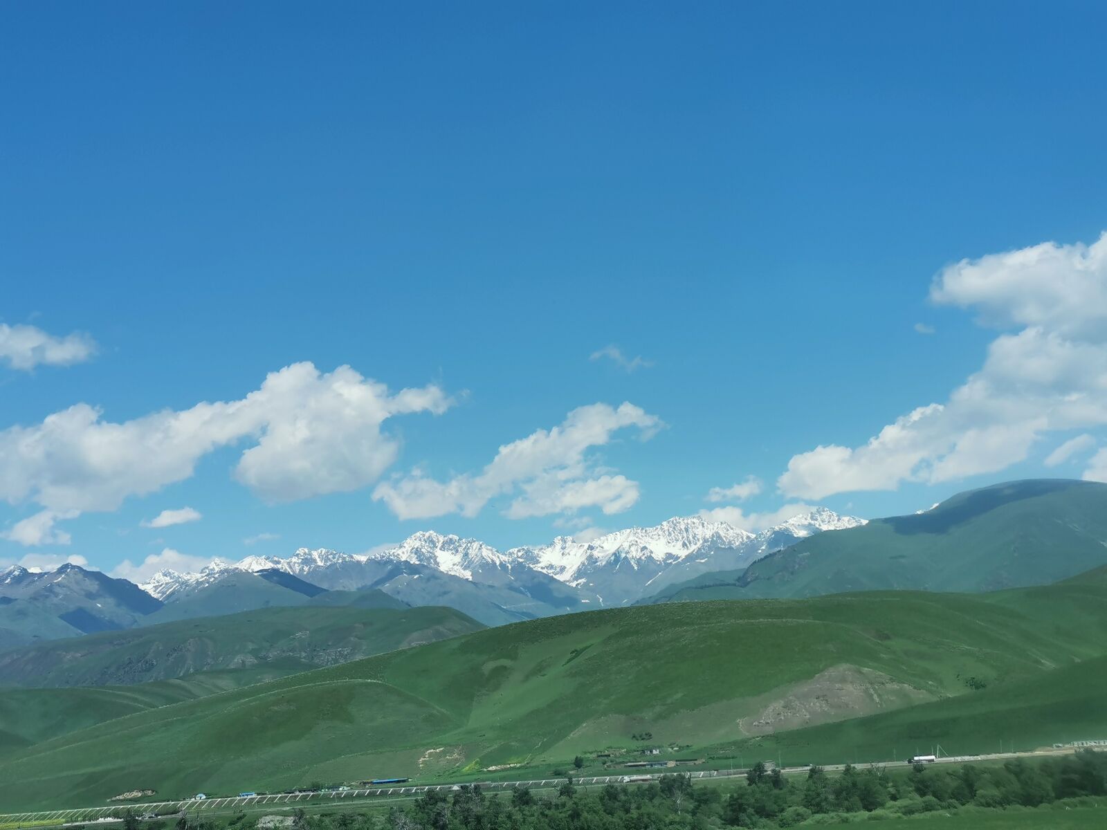 HUAWEI P30 sample photo. Prairie, blue sky, white photography