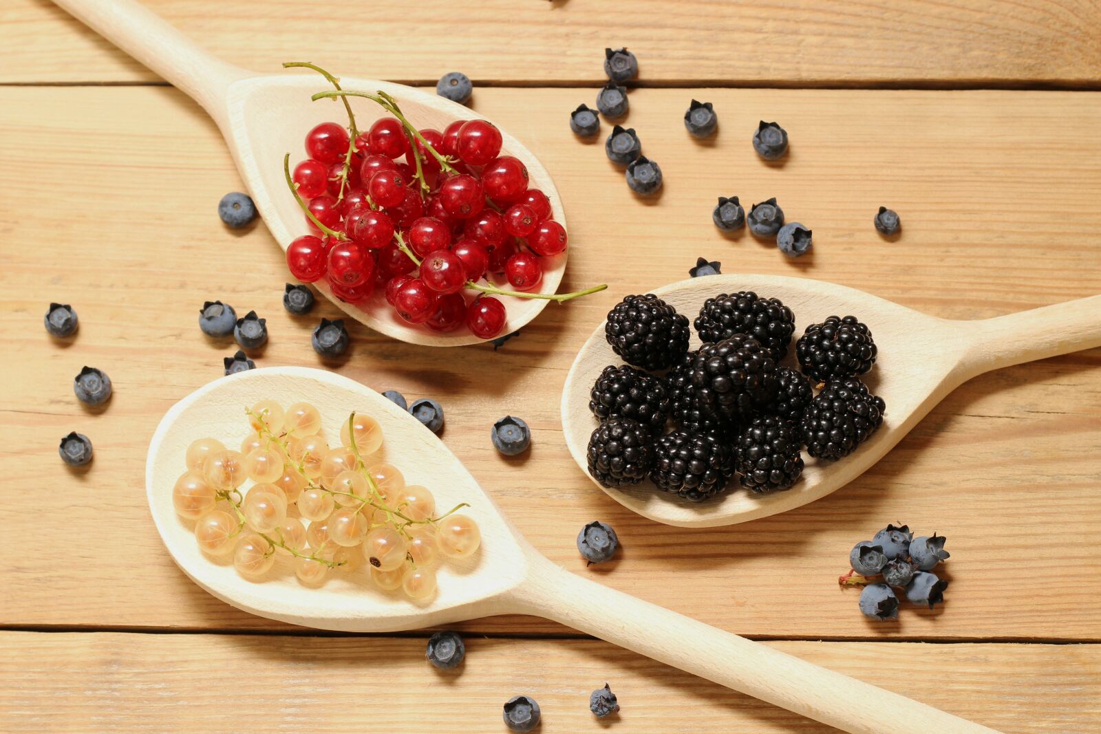 Canon EOS 600D (Rebel EOS T3i / EOS Kiss X5) + Canon EF 50mm F1.8 II sample photo. Wood, fruit, wood trowels photography