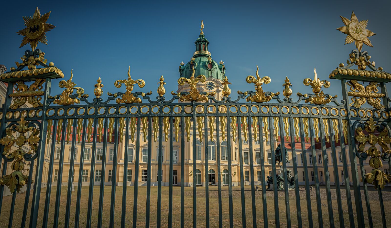 Sony a7 II + Sony FE 28-70mm F3.5-5.6 OSS sample photo. Castle, building, architecture photography