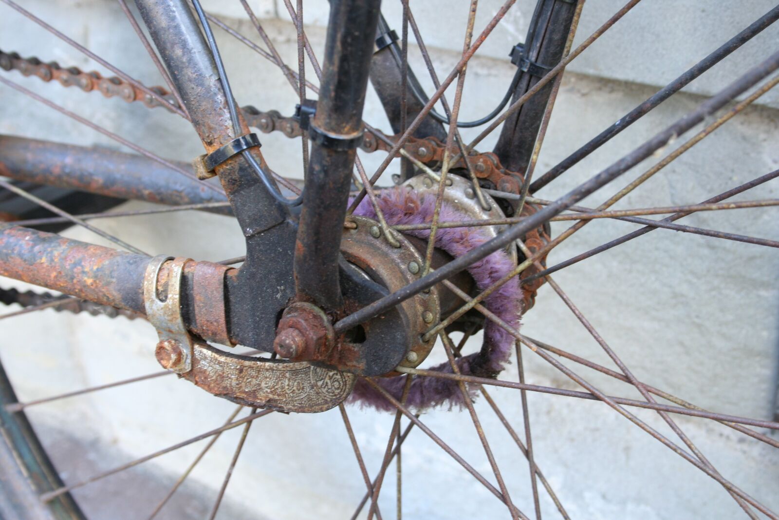 Canon EOS 350D (EOS Digital Rebel XT / EOS Kiss Digital N) sample photo. Bike, bicycle hub, old photography