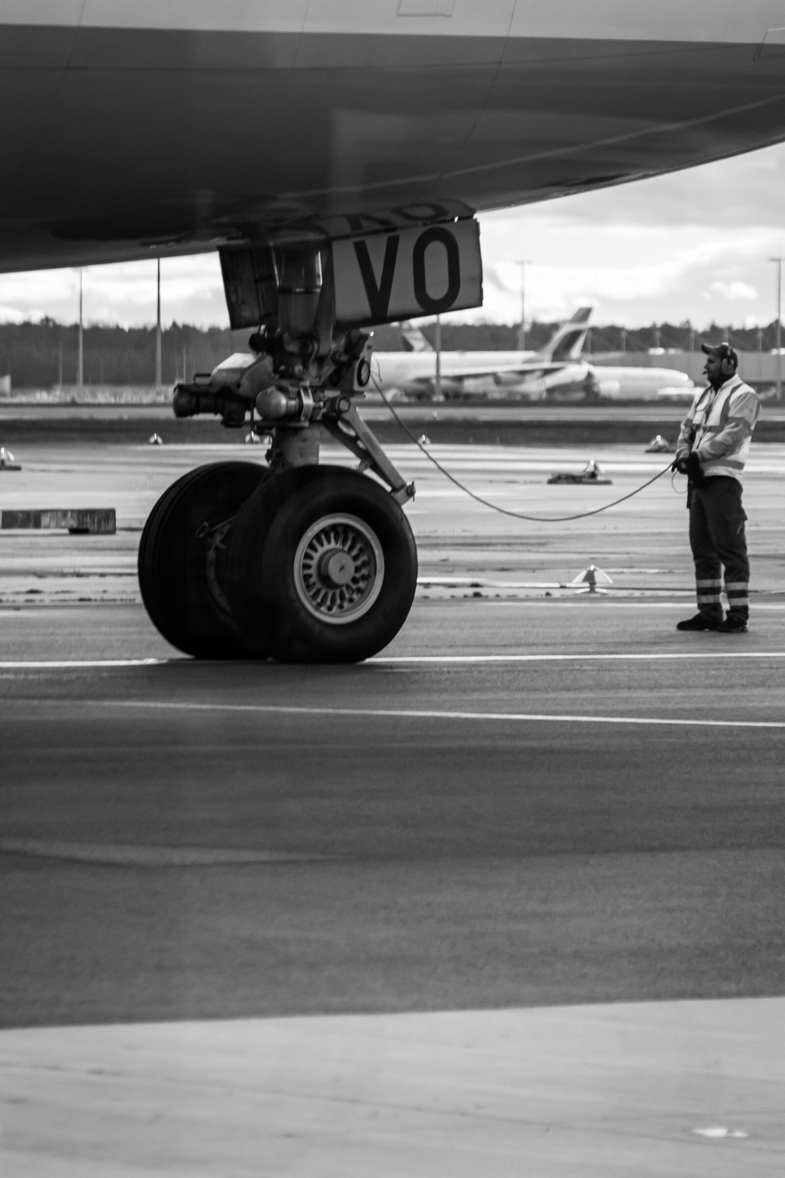 Canon EOS 77D (EOS 9000D / EOS 770D) sample photo. Airplane, airport, runway photography