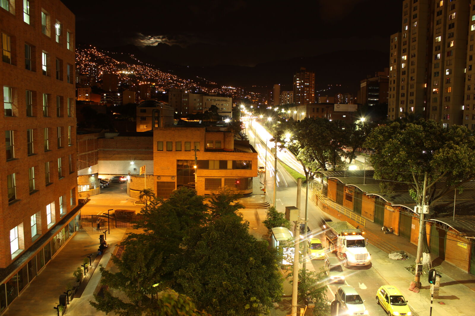 Canon EOS 1300D (EOS Rebel T6 / EOS Kiss X80) sample photo. Car, lights, city, medellin photography