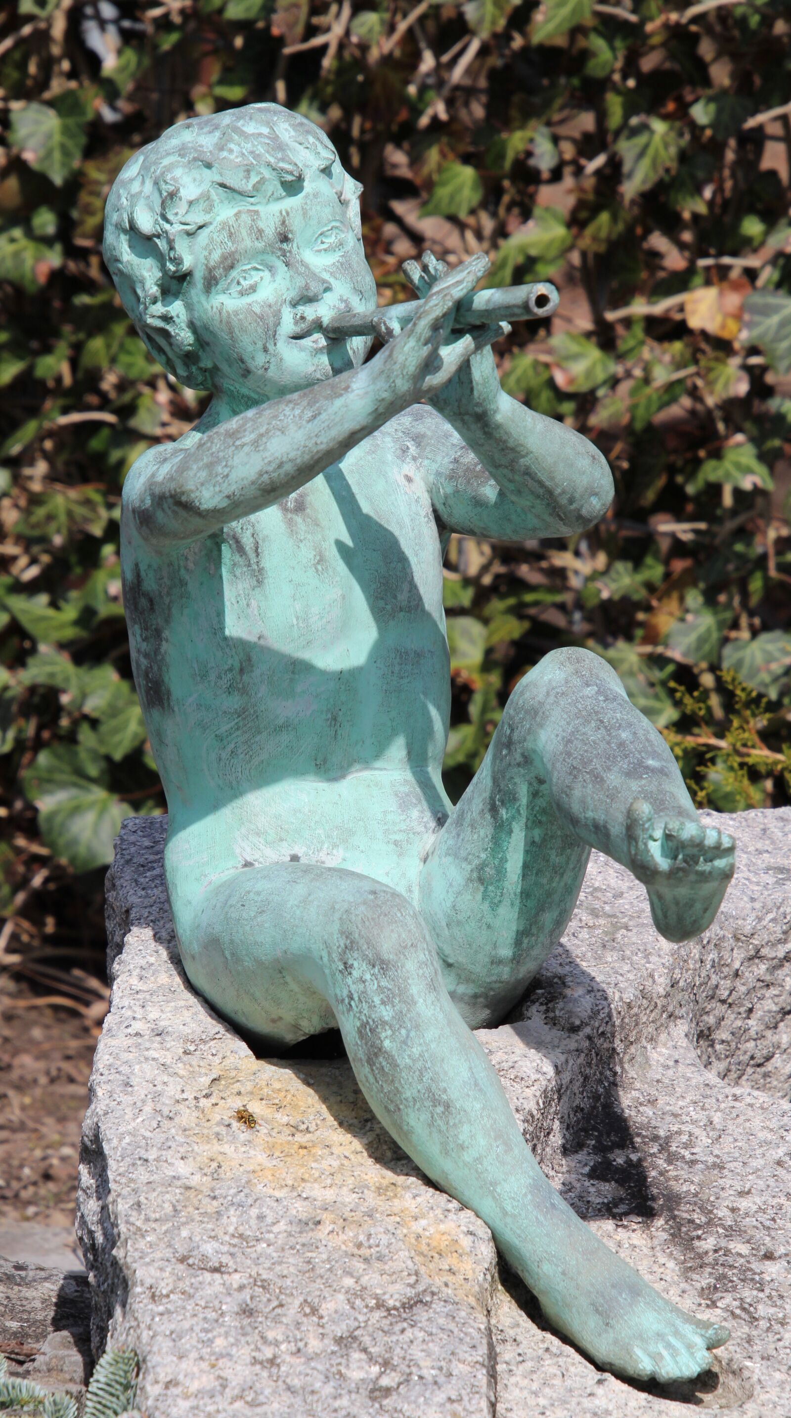 Canon EOS 1300D (EOS Rebel T6 / EOS Kiss X80) sample photo. Boy, fountain, flute photography