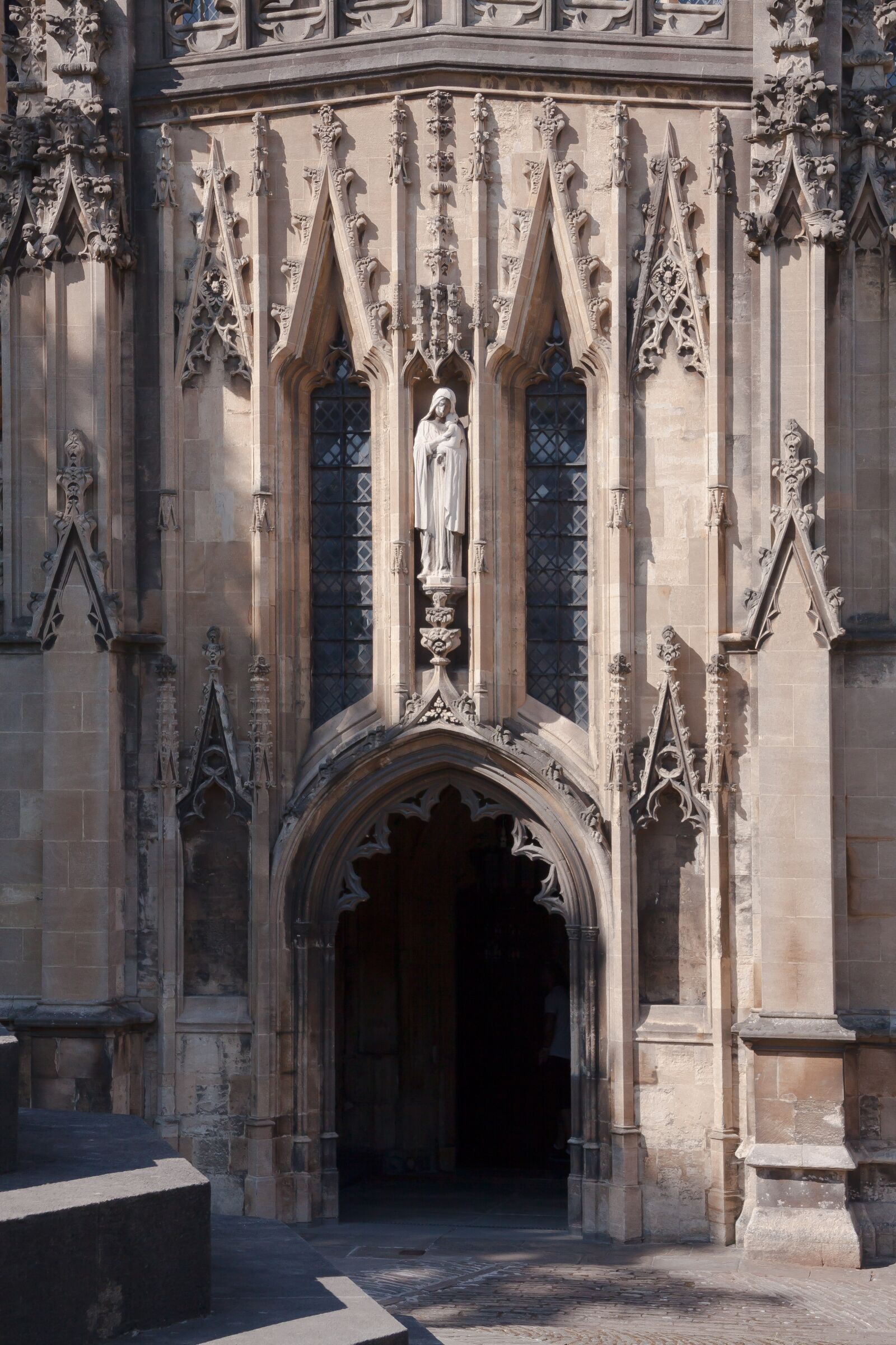 Canon EF-S 17-85mm F4-5.6 IS USM sample photo. Church, portal, input photography