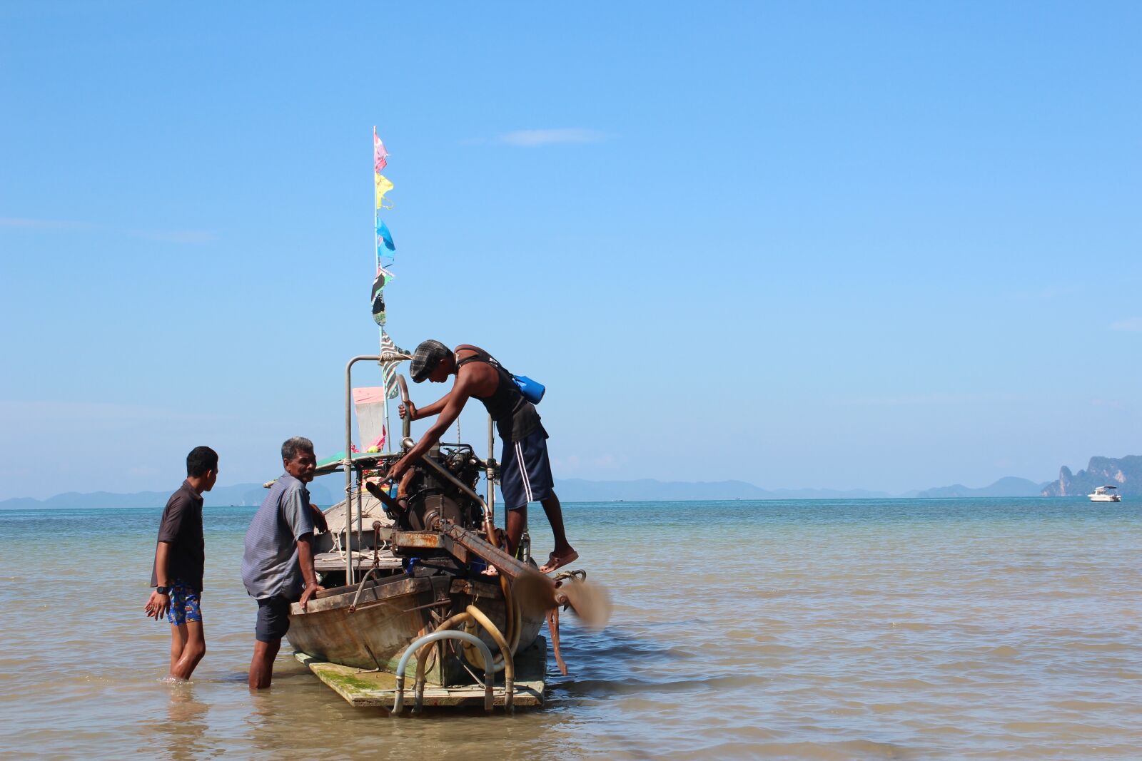 Canon EOS 600D (Rebel EOS T3i / EOS Kiss X5) sample photo. Thailand, fisherman, fishing boat photography
