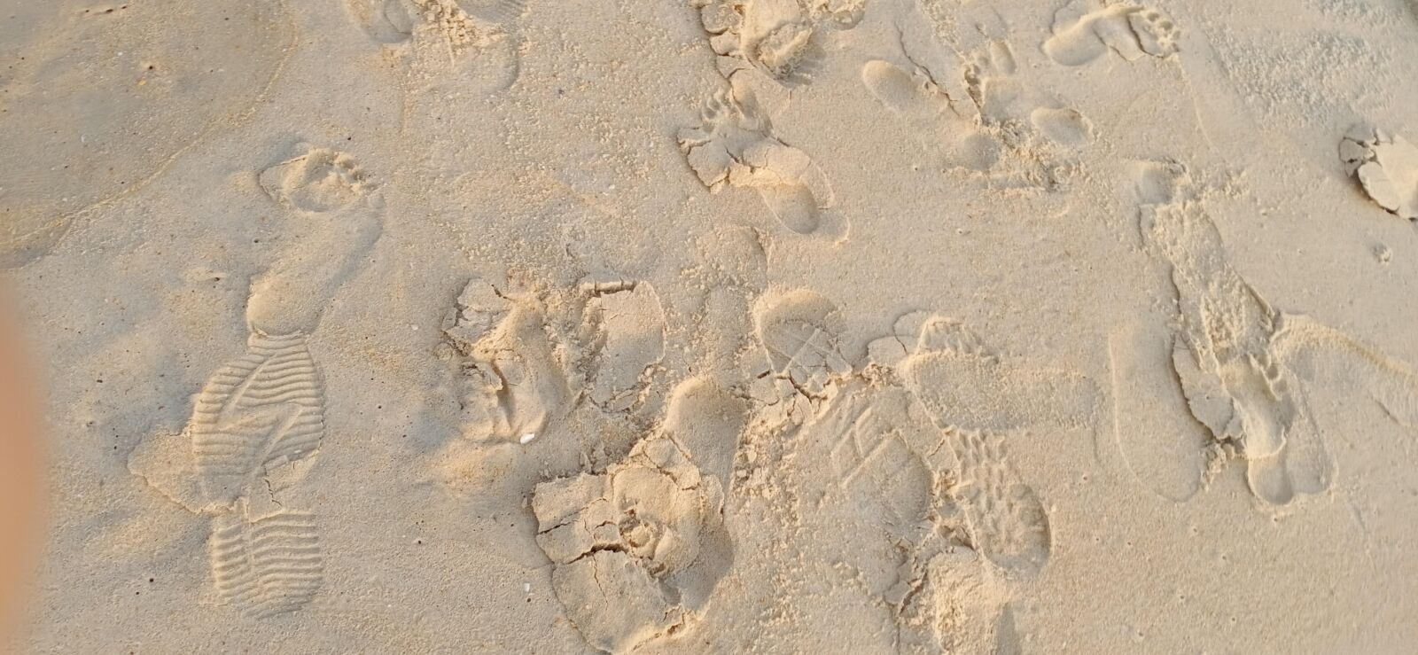 vivo 1907 sample photo. Sand, footprints, journey photography