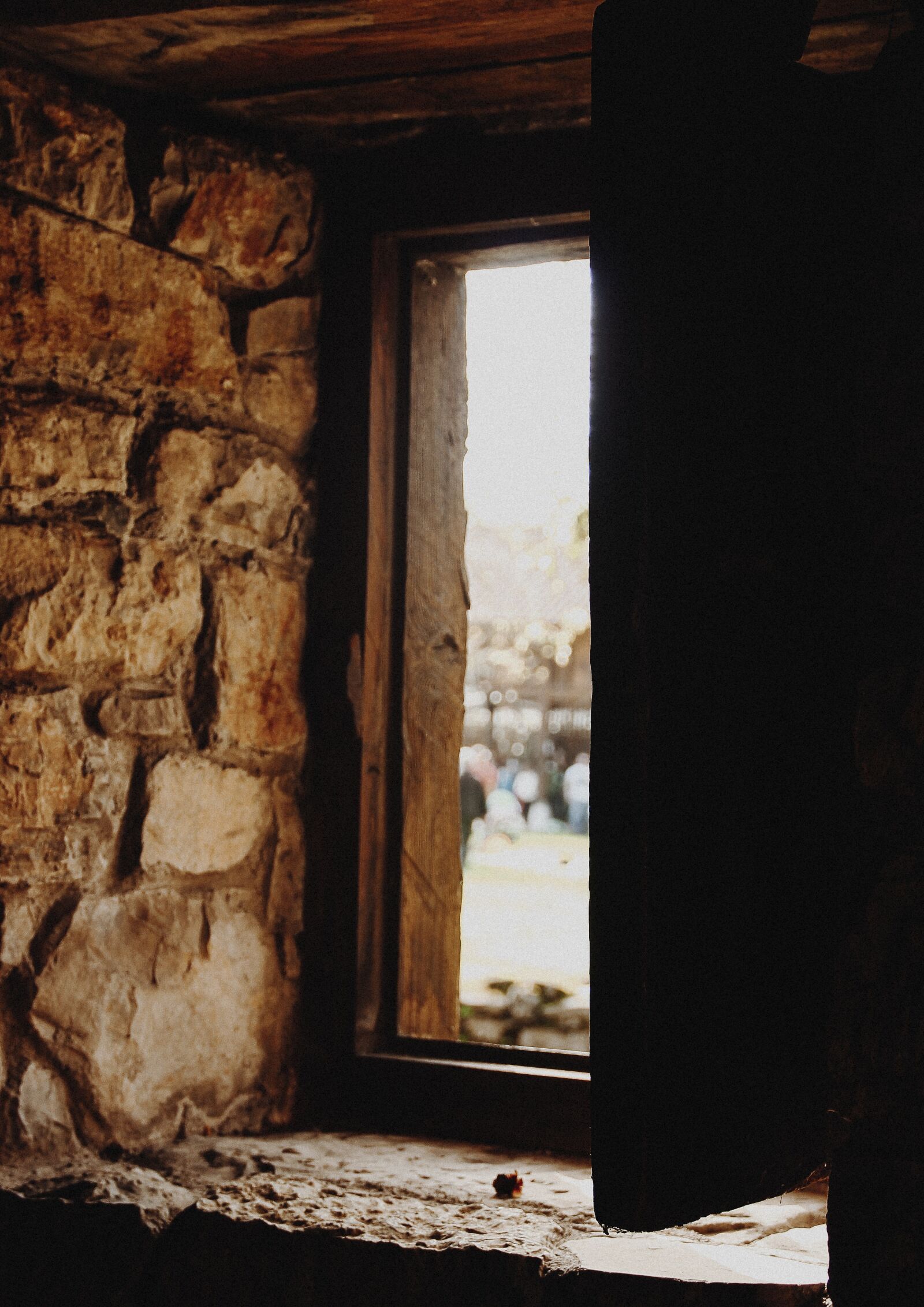 Canon EOS 600D (Rebel EOS T3i / EOS Kiss X5) sample photo. Window, light, cristalera photography