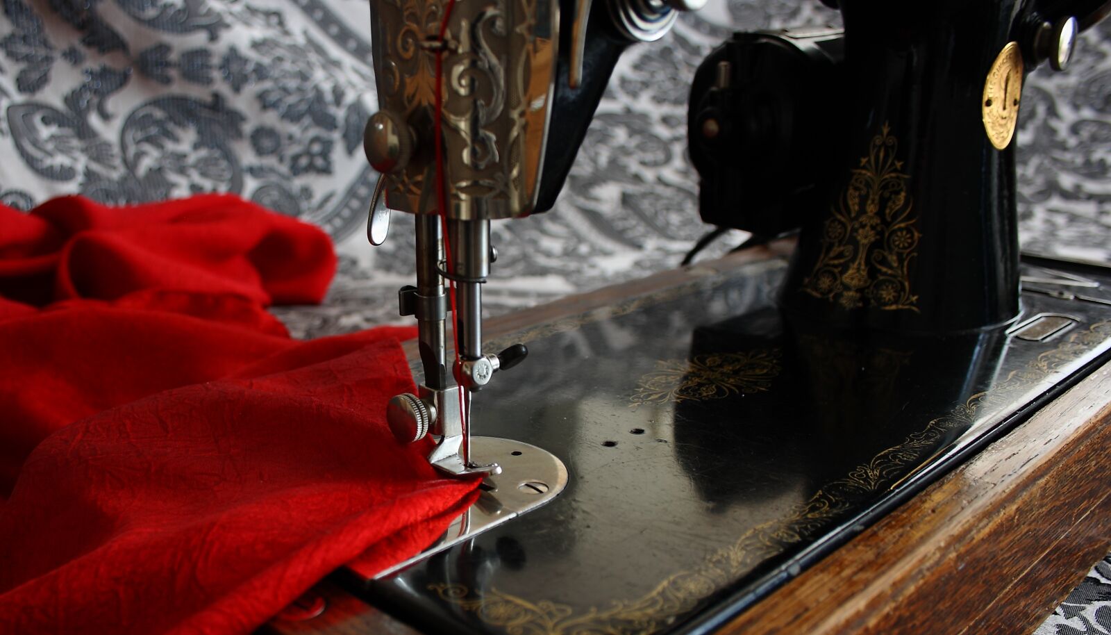 Canon EOS 400D (EOS Digital Rebel XTi / EOS Kiss Digital X) sample photo. Sewing machine, antique, vintage photography