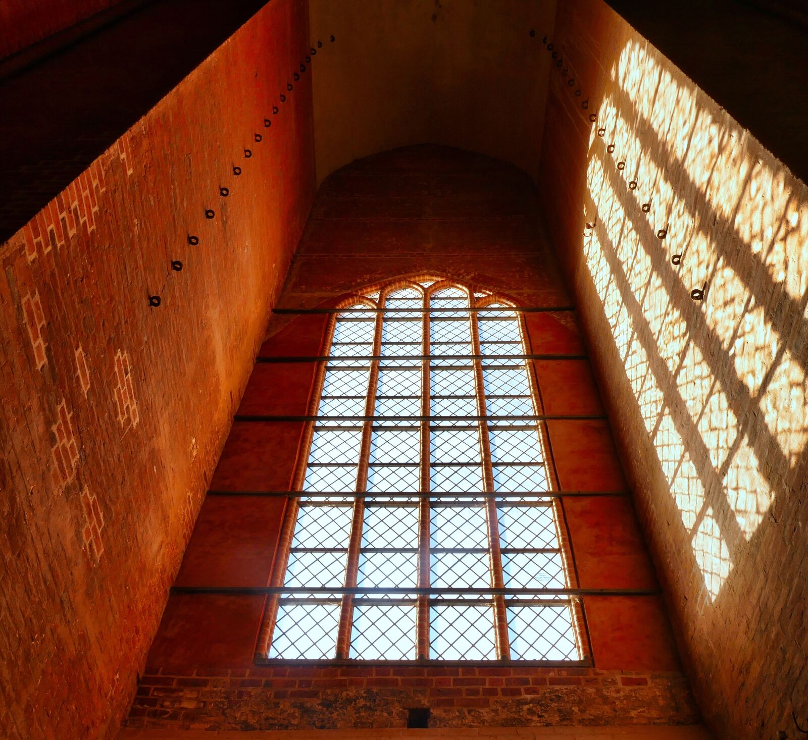 Panasonic Lumix DMC-FZ1000 sample photo. Light, shadow, religion photography